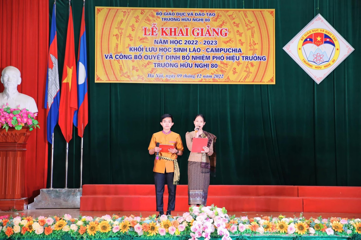 Hình ảnh Sidouangchanh Khamping đảm nhận vai trò MC trong một lễ khai giảng. Hình ảnh Sidouangchanh Khamping đảm nhận vai trò MC trong một lễ khai giảng.