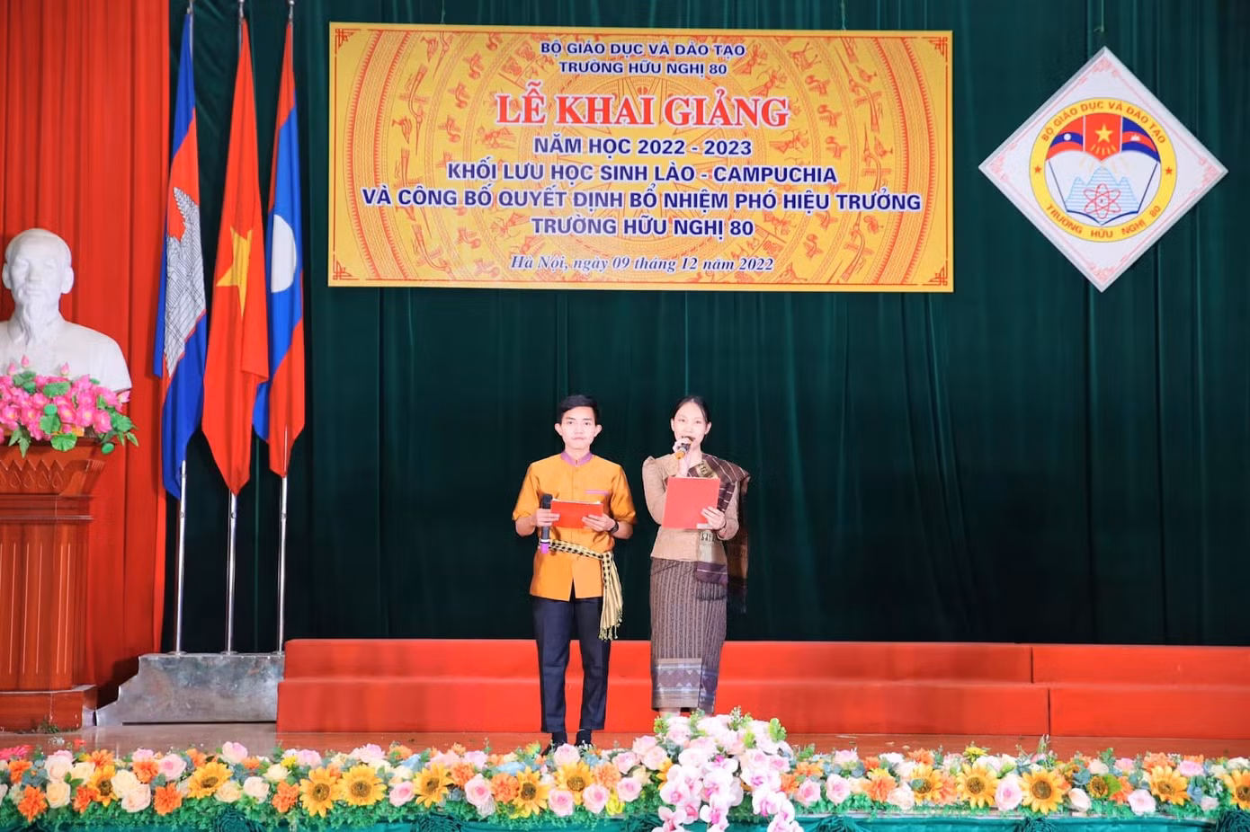 Hình ảnh Sidouangchanh Khamping đảm nhận vai trò MC trong một lễ khai giảng.