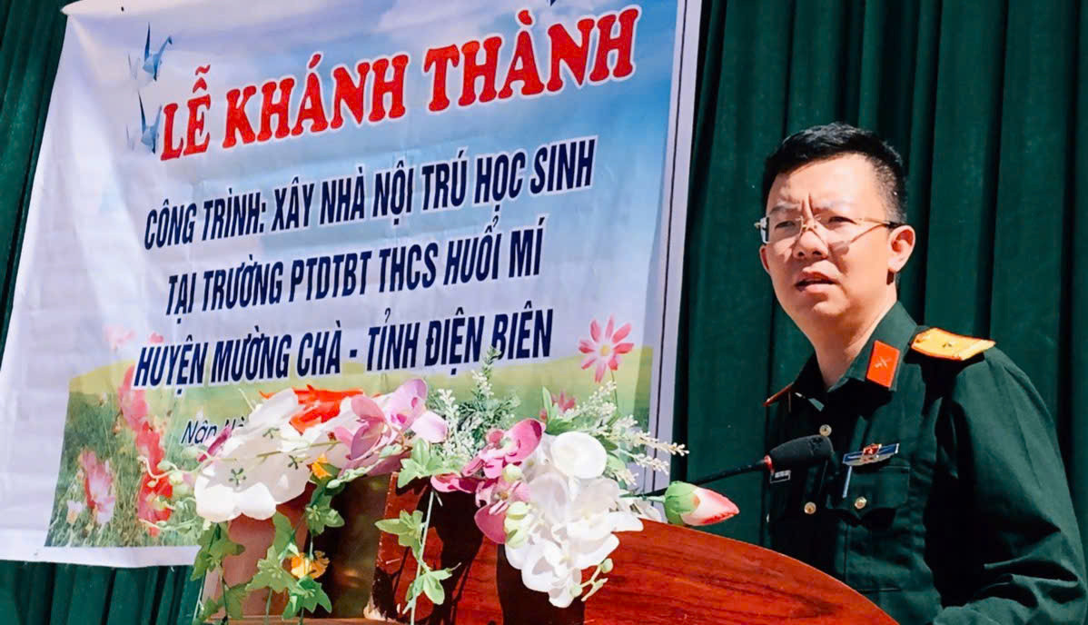 Nhà báo Hoàng Trường Giang phát biểu tại lễ khánh thành công trình nhà nội trú học sinh ở Trường PTDTBT THCS Huổi Mí, huyện Mường Chà, tỉnh Điện Biên.