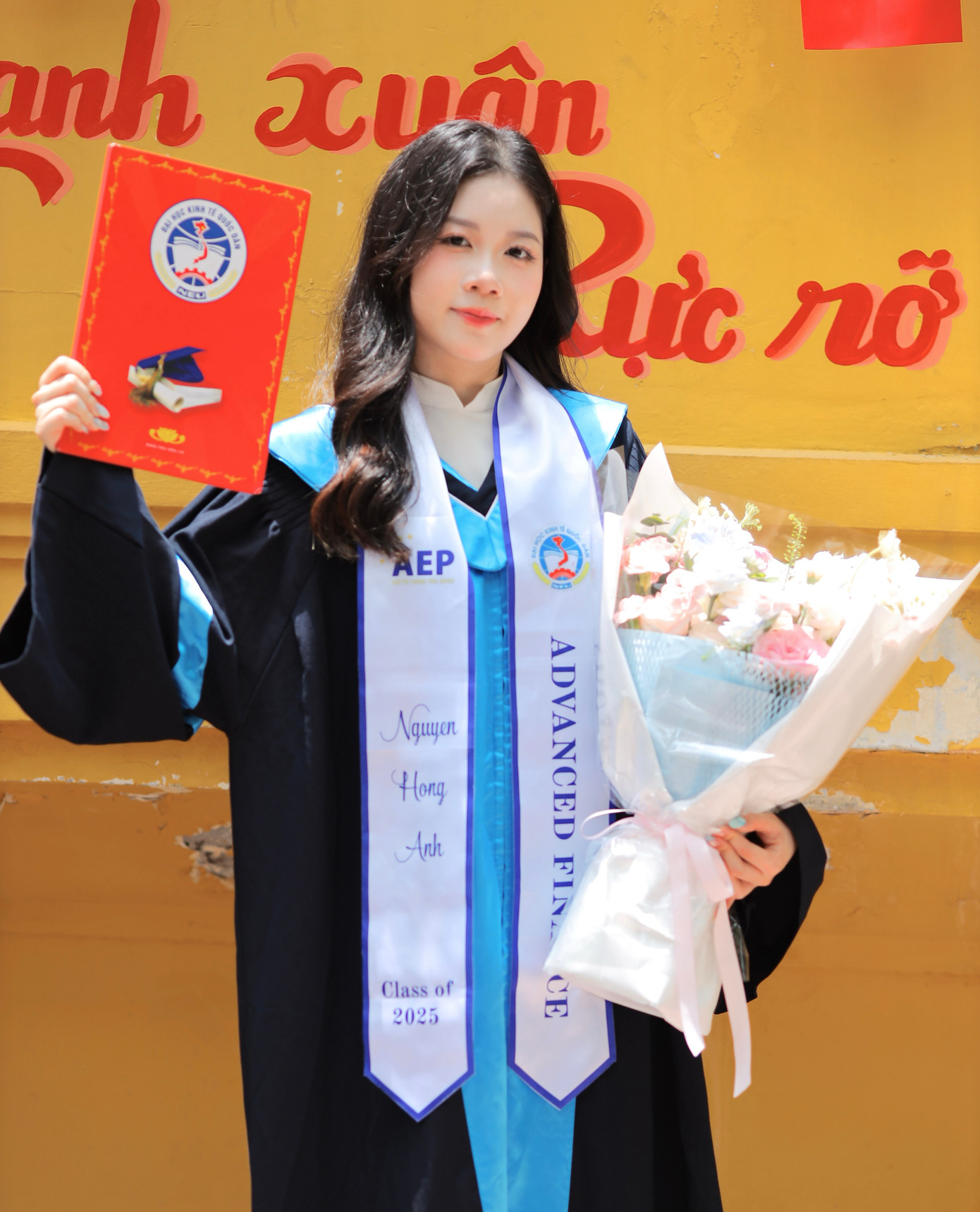 Hồng Ánh trong màu áo cử nhân, sẵn sàng chinh phục những thử thách trên chặng đường mới. Hồng Ánh trong màu áo cử nhân, sẵn sàng chinh phục những thử thách trên chặng đường mới.