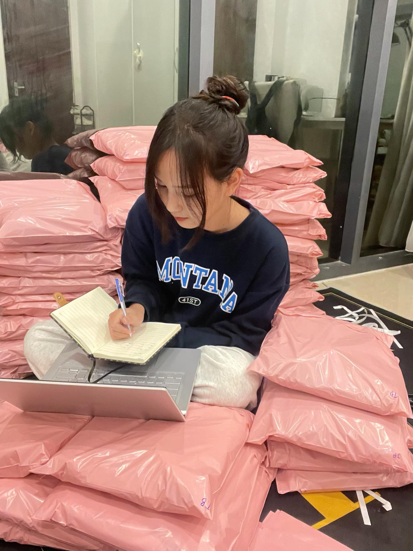 “Ban đầu khá khó khăn, nhưng mình tin vào công việc mình làm và cố gắng mỗi ngày. Cho đến thời điểm hiện tại, những mẫu túi ban đầu chỉ có lượng bán ra 2 - 3 chiếc, đến nay đã lên đến hàng nghìn”, Hải Yến tâm sự.