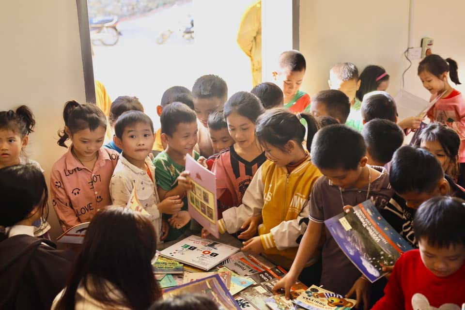 Nụ cười rạng rỡ của các em nhỏ khi lần đầu đọc những cuốn truyện.