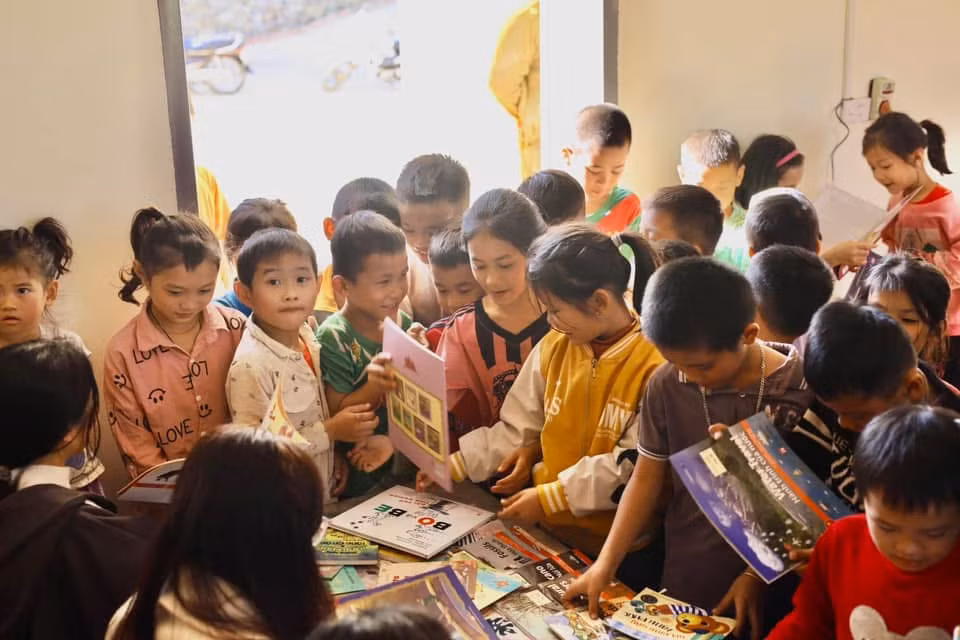 Nụ cười rạng rỡ của các em nhỏ khi lần đầu đọc những cuốn truyện.