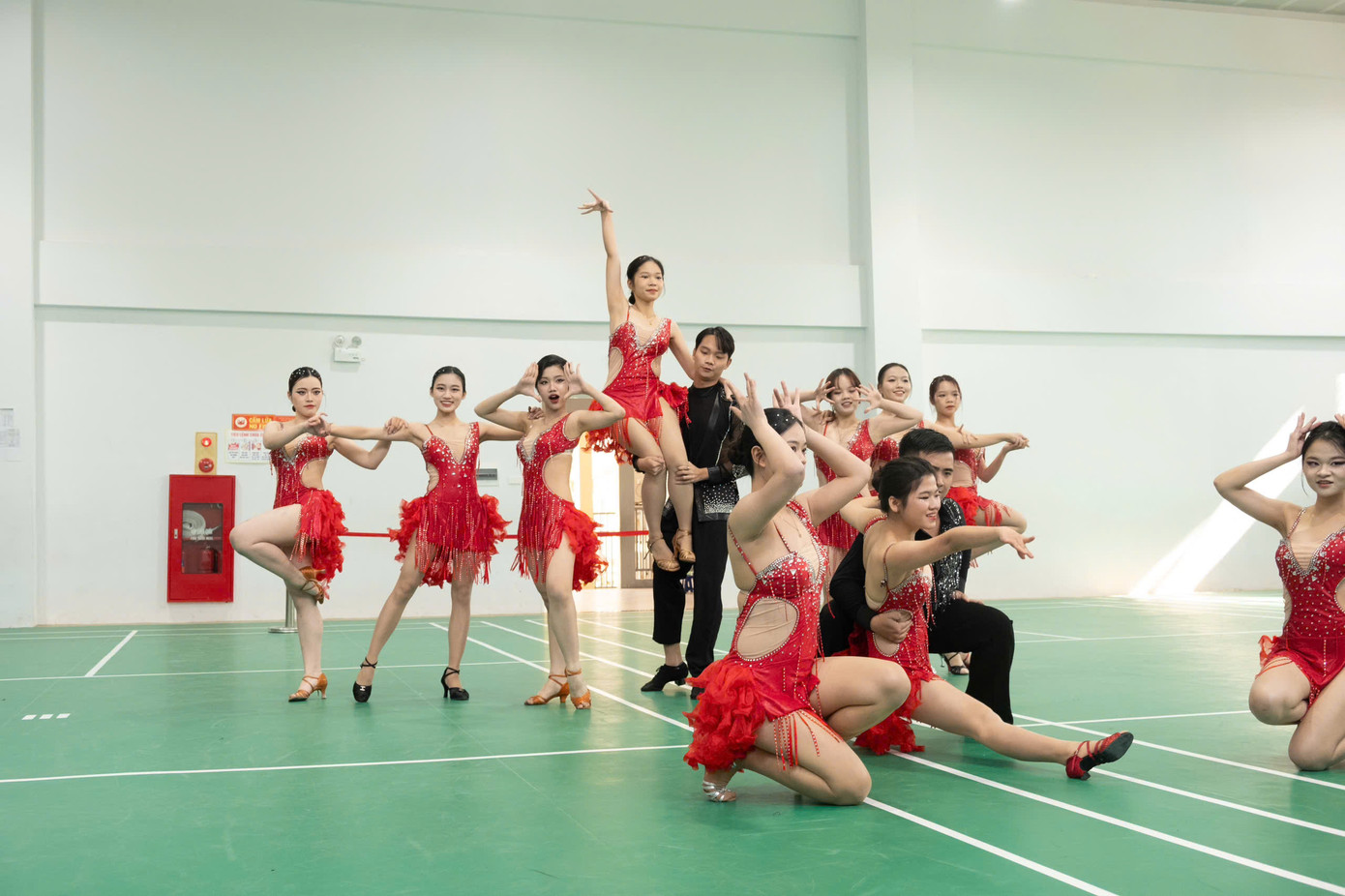 Lan Anh cùng CLB Khiêu vũ Học viện Ngoại giao tham gia giải thi đấu khiêu vũ trên địa bàn Hà Nội.