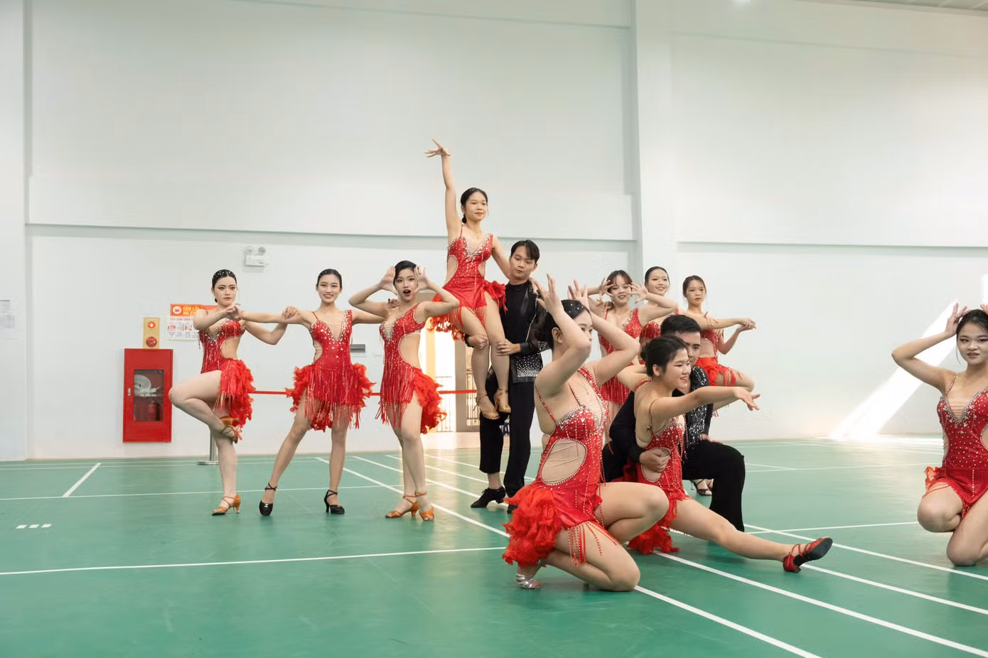 Lan Anh cùng CLB Khiêu vũ Học viện Ngoại giao tham gia giải thi đấu khiêu vũ trên địa bàn Hà Nội.