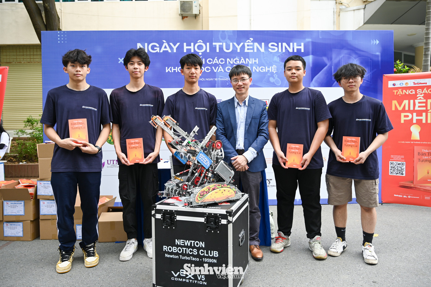 Nhà báo Nguyễn Tuấn Anh - Trưởng ban Sinh viên - Hoa Học Trò gặp gỡ, khích lệ tinh thần đam mê khoa học của các thành viên CLB Robotics.