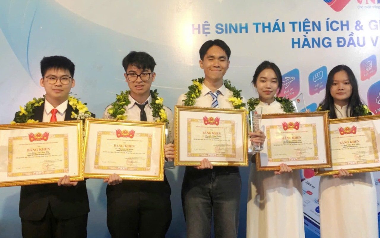 Hồng Liên (thứ 2 từ phải qua) và các “Học sinh 3 tốt” cấp Trung ương của tỉnh Bắc Giang năm học 2023 - 2024 tại lễ tuyên dương.