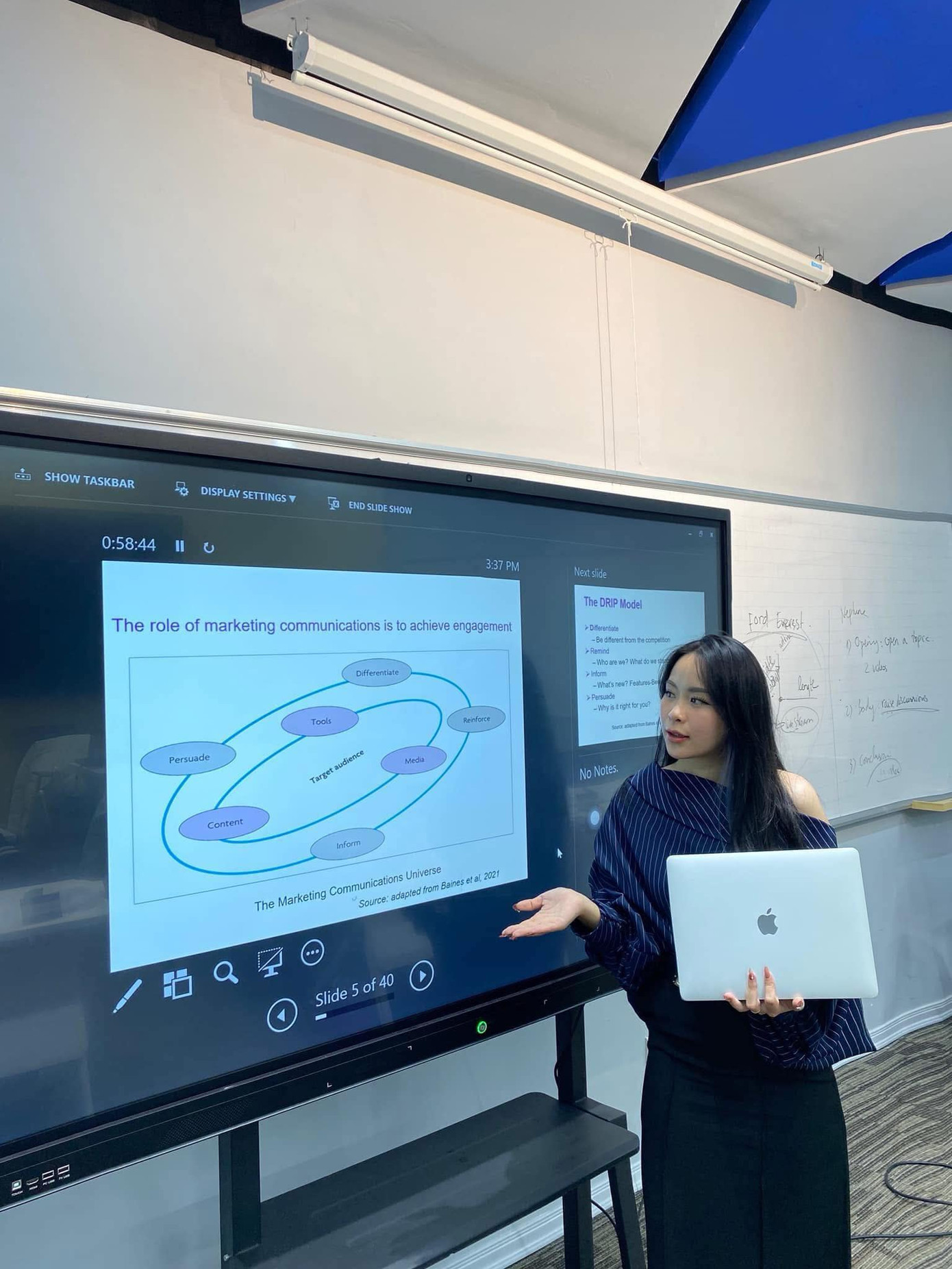 Những người trẻ như Quỳnh Anh không tránh khỏi áp lực cân bằng thời gian giữa nghề tay phải, nghề tay trái và cuộc sống cá nhân của mình. Những người trẻ như Quỳnh Anh không tránh khỏi áp lực cân bằng thời gian giữa nghề tay phải, nghề tay trái và cuộc sống cá nhân của mình.