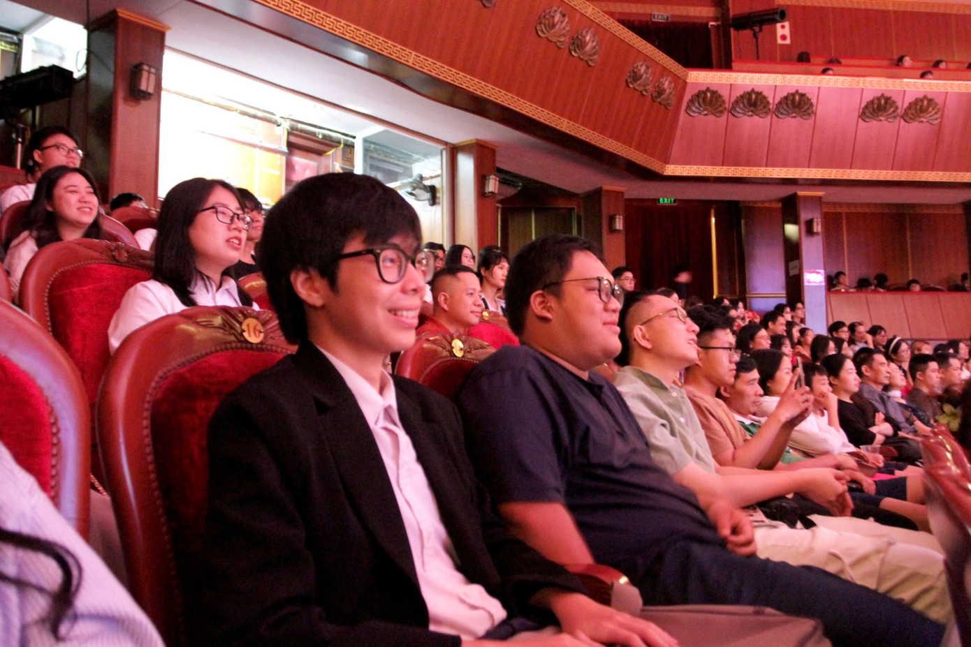 Nhiều bạn trẻ hào hứng thưởng thức từng trích đoạn chèo trong không gian đậm chất văn hóa dân tộc.