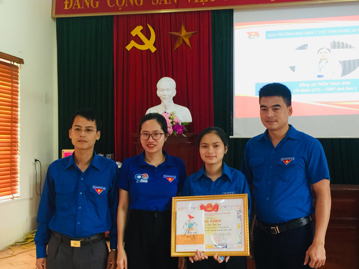 Thục Anh được trao tặng danh hiệu "Học sinh 3 Tốt".