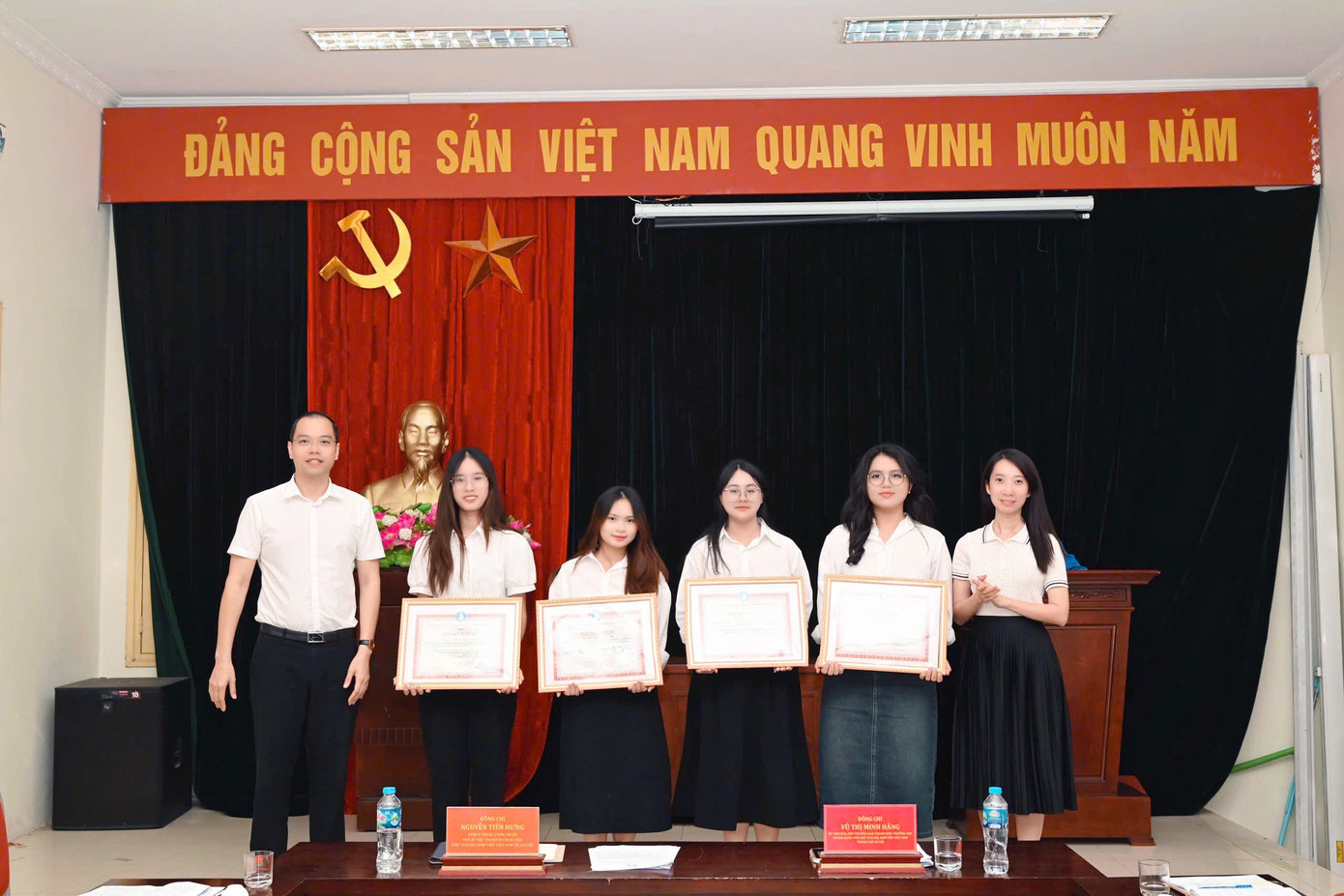 Thục Anh vinh dự nhận Bằng khen của Hội Sinh viên TP. Hà Nội.