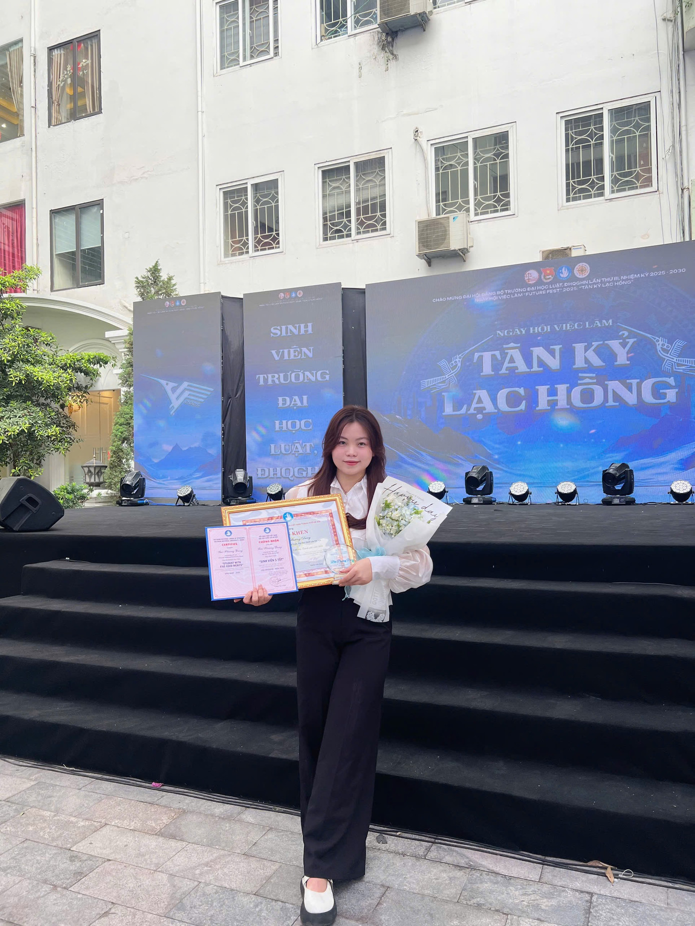 Phương Dung vinh dự nhận danh hiệu “Sinh viên 5 tốt” cấp Đại học Quốc gia Hà Nội và cấp Thành phố. Phương Dung vinh dự nhận danh hiệu “Sinh viên 5 tốt” cấp Đại học Quốc gia Hà Nội và cấp Thành phố.