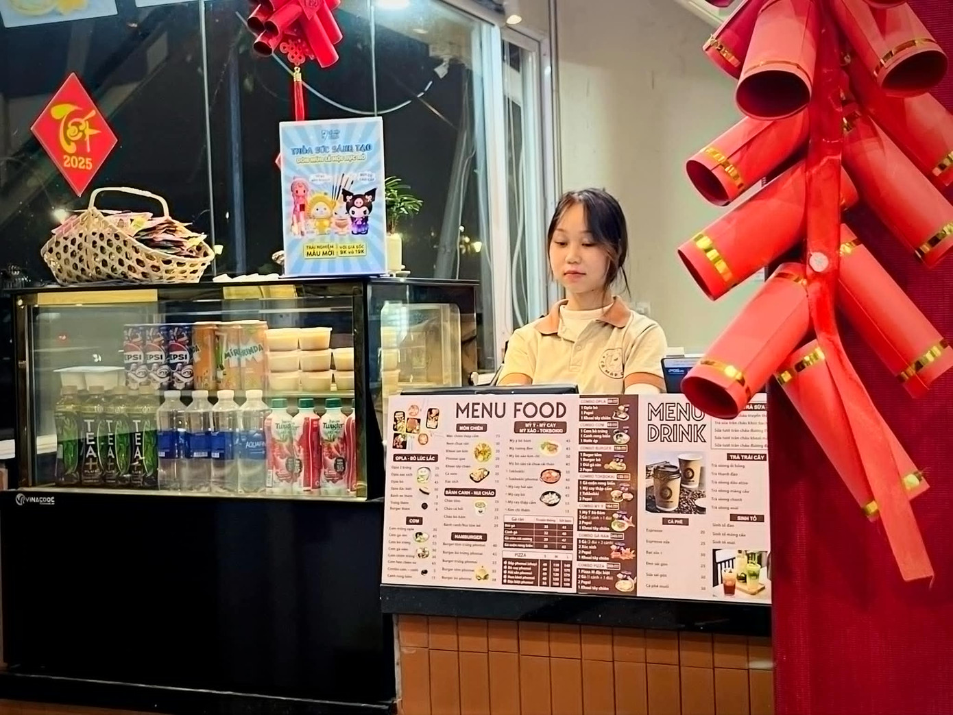 Nhiều bạn trẻ chọn đi làm thêm vào dịp Tết. Nhiều bạn trẻ chọn đi làm thêm vào dịp Tết.