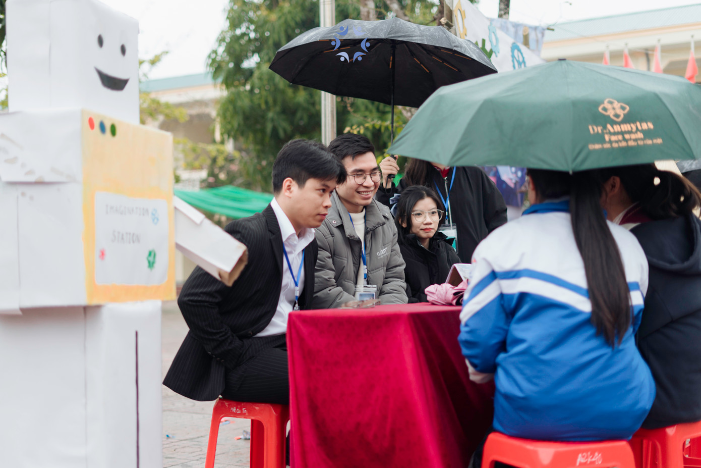 Các khu vực tư vấn trở nên sôi động khi nhiều sĩ tử đến lắng nghe và tìm kiếm định hướng phù hợp. (Ảnh: BTC) Các khu vực tư vấn trở nên sôi động khi nhiều sĩ tử đến lắng nghe và tìm kiếm định hướng phù hợp. (Ảnh: BTC)