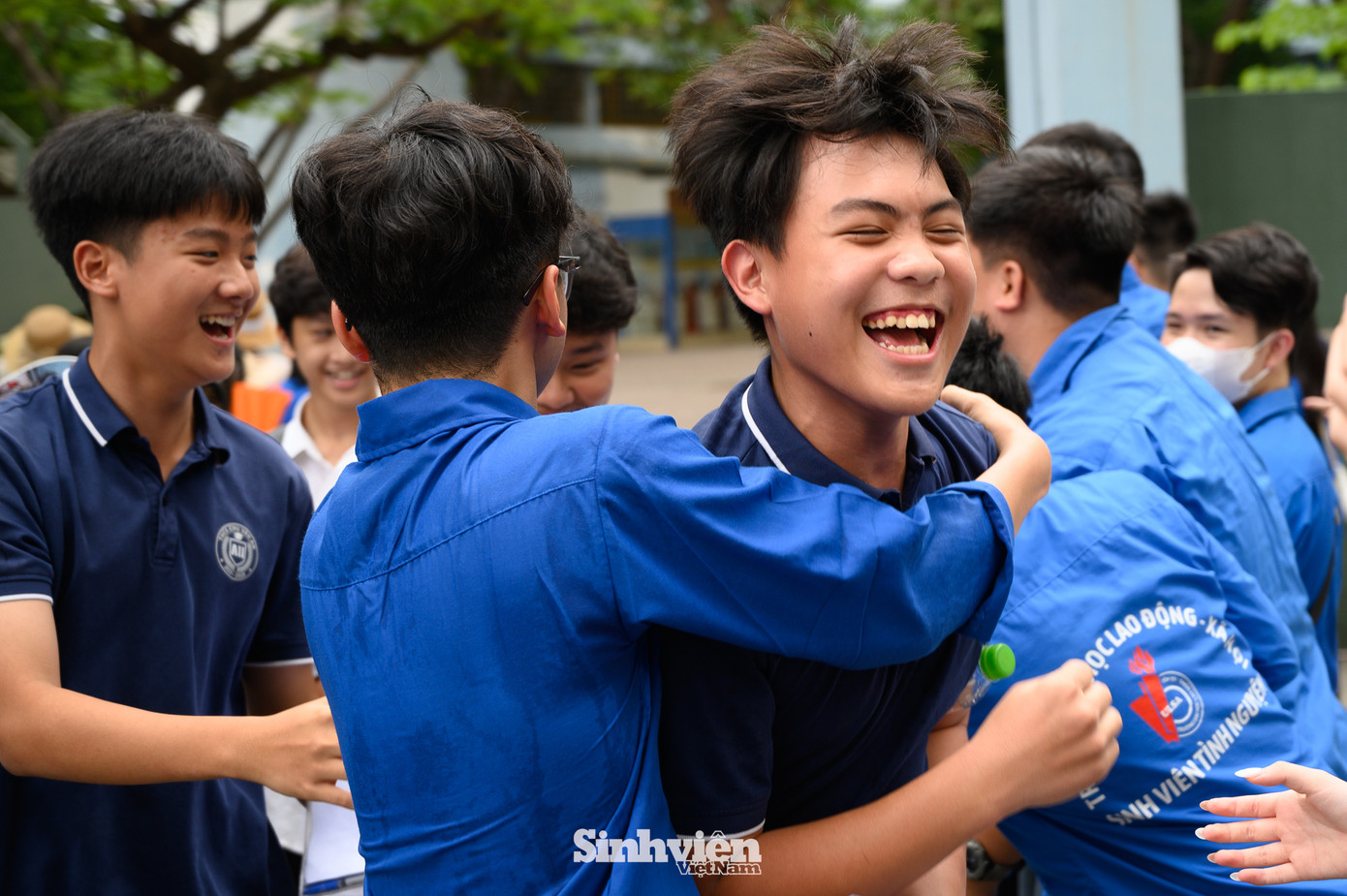 Tại điểm thi Trường THPT Nguyễn Trãi, các sĩ tử hân hoan rời phòng thi với nụ cười rạng rỡ.