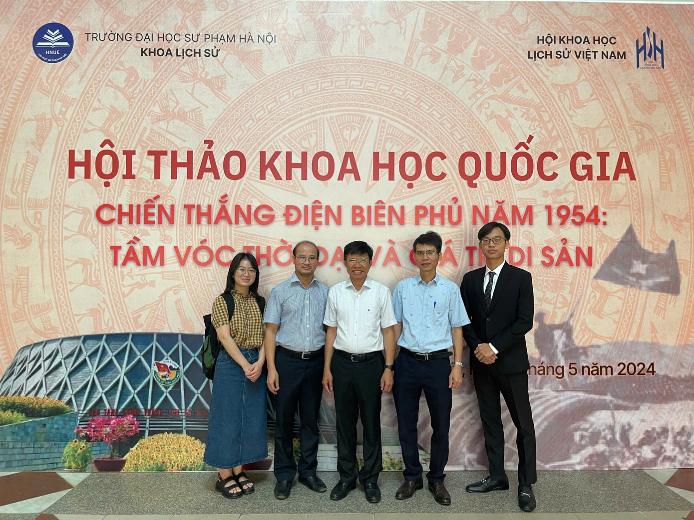 Mai Phương không bỏ lỡ cơ hội để được học tập từ các thế hệ tiền bối. Mai Phương không bỏ lỡ cơ hội để được học tập từ các thế hệ tiền bối.