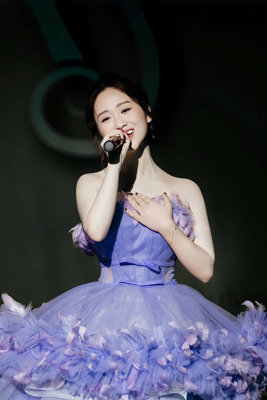 Nụ cười toả sáng của Yến Nhi khi được đứng trên sân khấu. Nụ cười toả sáng của Yến Nhi khi được đứng trên sân khấu.