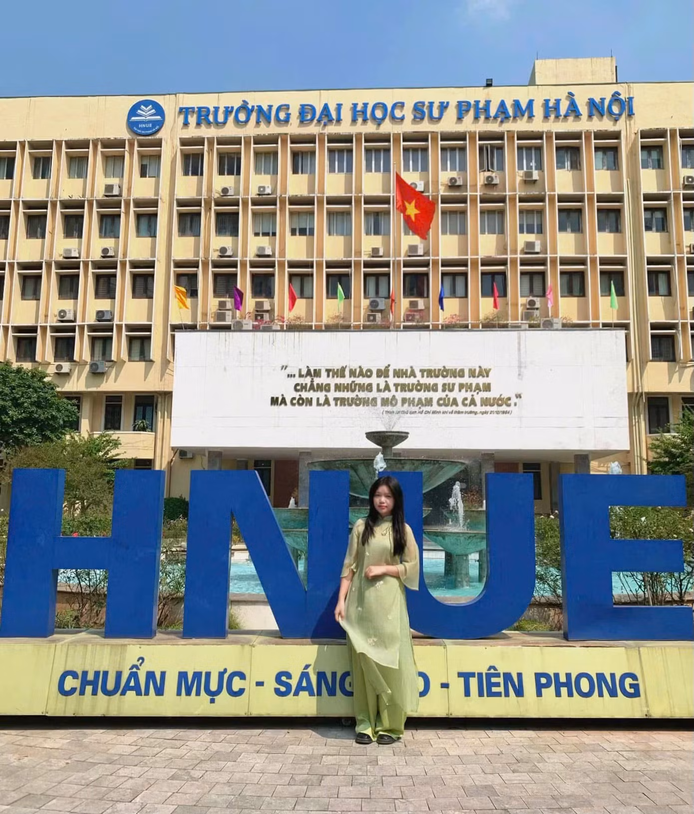 Huệ My tham gia cuộc thi ảnh áo dài nhân ngày 8/3 do khoa tổ chức.