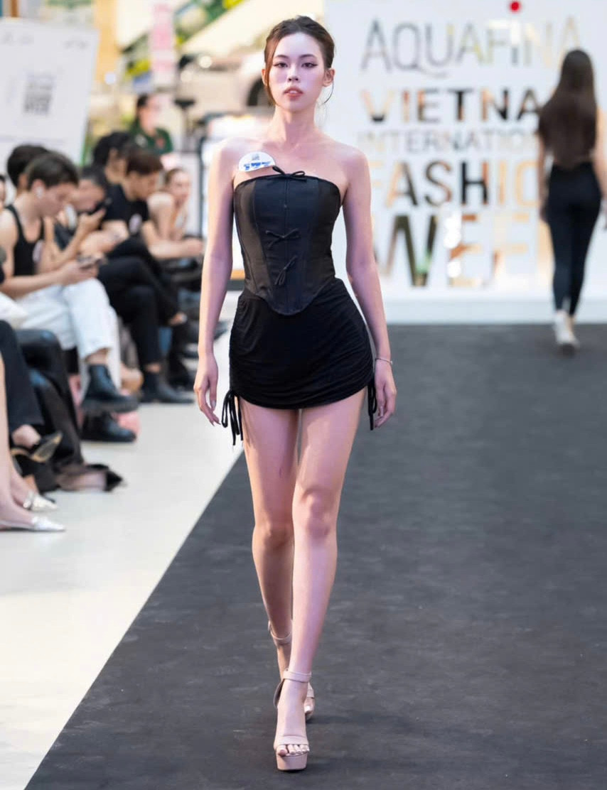 Dù từng đối mặt với vô số lời chê bai, thất bại nối dài và những hoài nghi bủa vây, Chi chưa từng cho phép mình gục ngã. Cô bước tiếp – bằng ý chí, bằng đam mê – và khẳng định: hành trình của mình sẽ do chính mình viết nên.