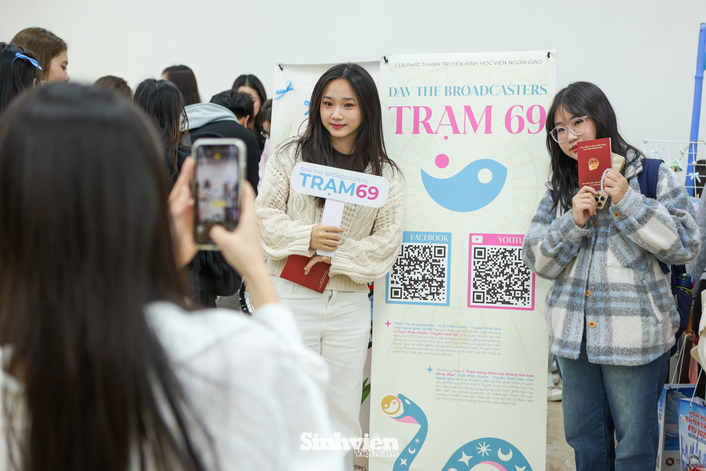 Các bạn học sinh tranh thủ ghi lại những khoảnh khắc đáng nhớ tại Học viện ước mơ của mình.