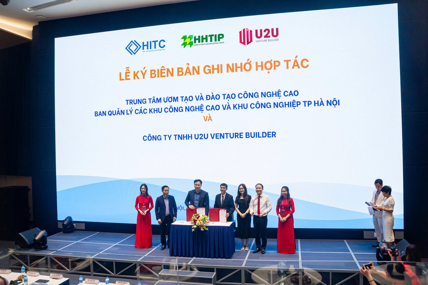 Lễ ký kết Biên bản ghi nhớ hợp tác (MOU) giữa Trường Đại học Kinh tế – Đại học Quốc gia Hà Nội (UEB – VNU) và Ban Quản lý Khu Công nghệ cao và Khu công nghiệp TP Hà Nội.