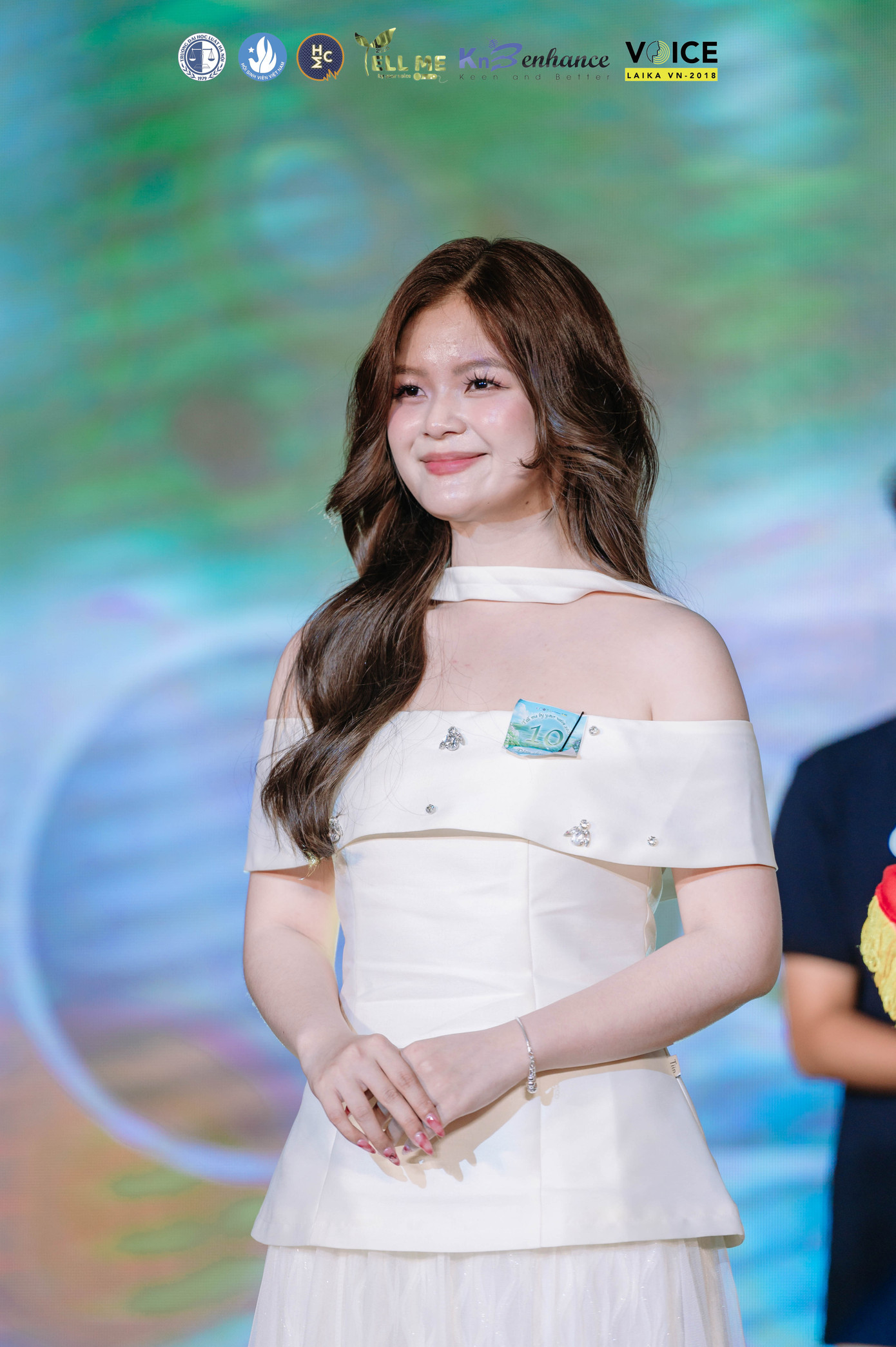 Bước đến vòng chung kết, Thanh Vy không còn coi đây là một cuộc thi nữa mà là một buổi trình diễn để “chiêu đãi” thính giác đối với quý khán giả. Chính vì thế mà cô nàng đã thể hiện hết mình, hòa nhập hoàn toàn và thăng hoa cảm xúc trên sân khấu. Bước đến vòng chung kết, Thanh Vy không còn coi đây là một cuộc thi nữa mà là một buổi trình diễn để “chiêu đãi” thính giác đối với quý khán giả. Chính vì thế mà cô nàng đã thể hiện hết mình, hòa nhập hoàn toàn và thăng hoa cảm xúc trên sân khấu.