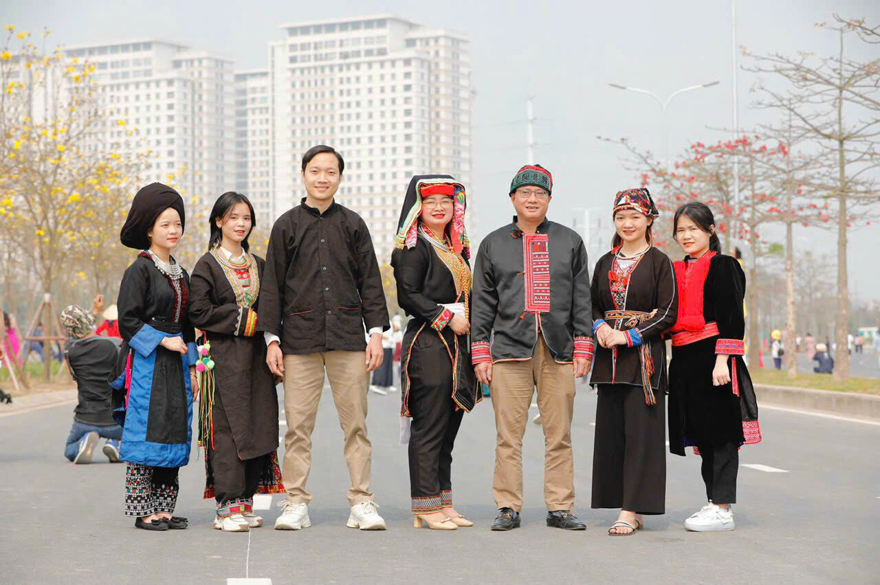 Huyền Trang cùng diện trang phục truyền thống dân tộc Dao bên cạnh các nhánh Dao khác tại vườn hoa Phong Linh, Hà Đông. Huyền Trang cùng diện trang phục truyền thống dân tộc Dao bên cạnh các nhánh Dao khác tại vườn hoa Phong Linh, Hà Đông.