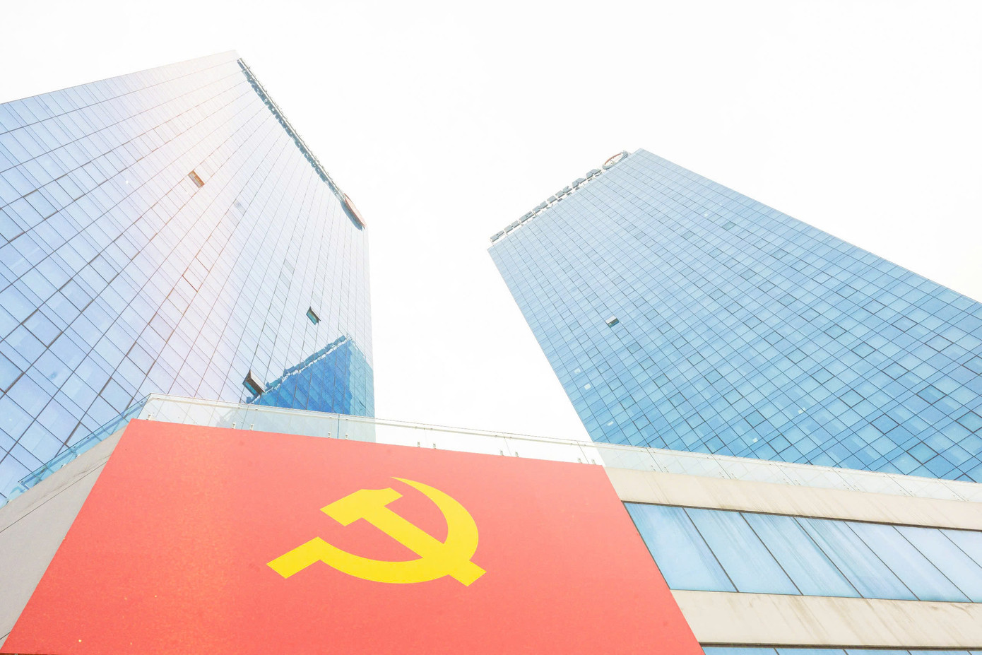 Ngàn lá cờ, triệu trái tim: Đại học Phenikaa rực rỡ sắc đỏ chào mừng 50 năm Giải phóng miền Nam, thống nhất đất nước ảnh 2 Ngàn lá cờ, triệu trái tim: Đại học Phenikaa rực rỡ sắc đỏ chào mừng 50 năm Giải phóng miền Nam, thống nhất đất nước ảnh 2