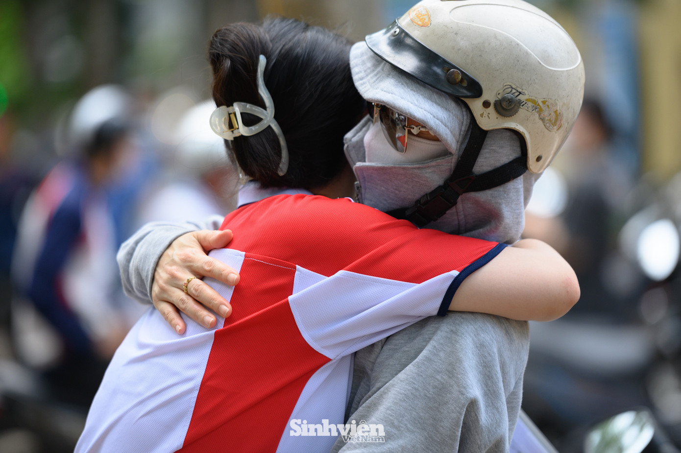 Những chiếc ôm động viên các sĩ tử sau ngày thi đầu tiên.