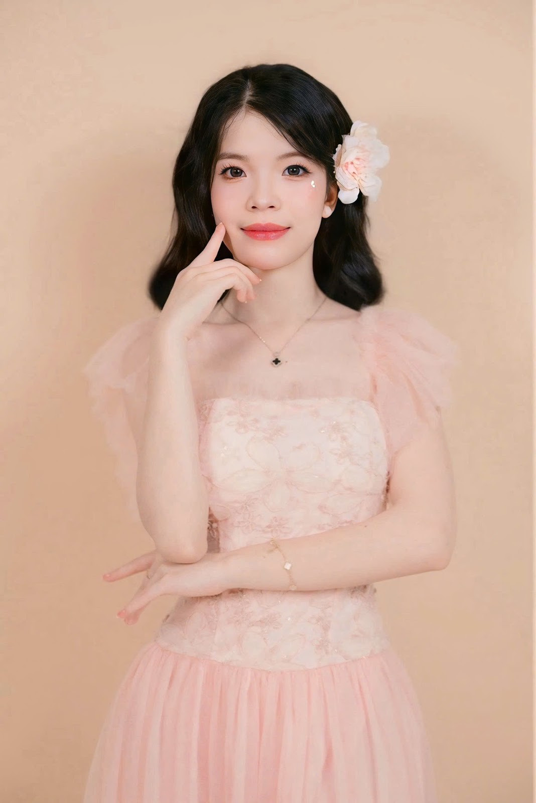 Vẻ đẹp trong trẻo của Trà My. Vẻ đẹp trong trẻo của Trà My.