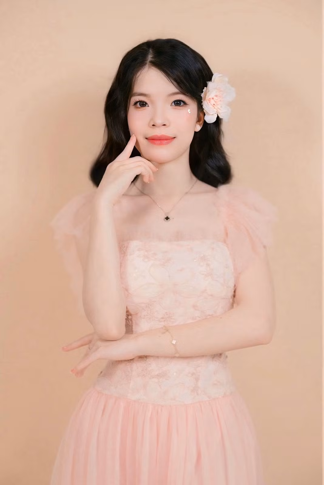 Vẻ đẹp trong trẻo của Trà My. Vẻ đẹp trong trẻo của Trà My.