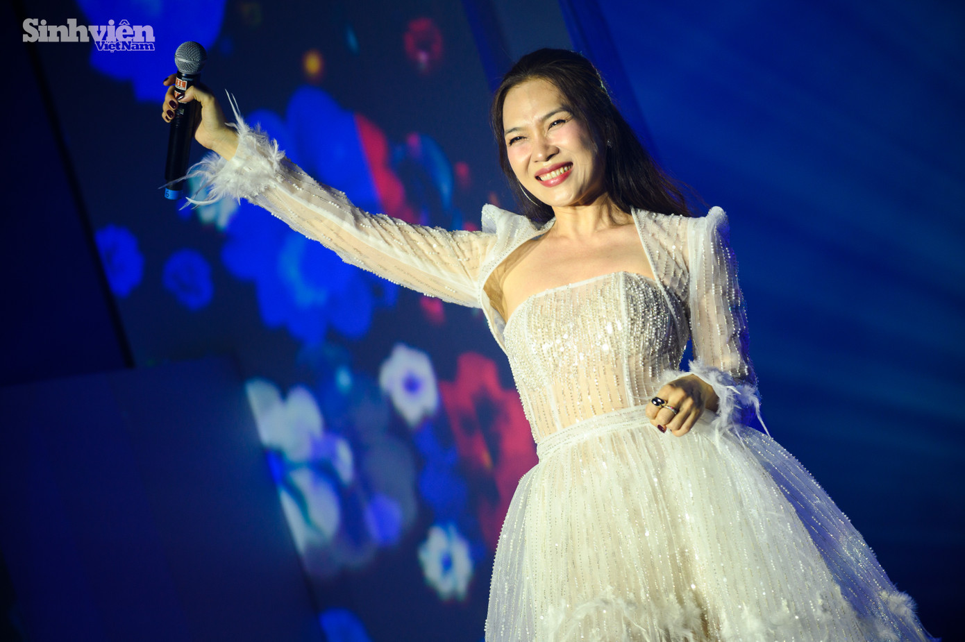 Ngôi sao hạng S mang tới đêm nhạc màn trình diễn đầy bất ngờ với nhiều cung bậc cảm xúc với các ca khúc gắn liền với tên tuổi của &quot;hoạ mi tóc nâu&quot;.