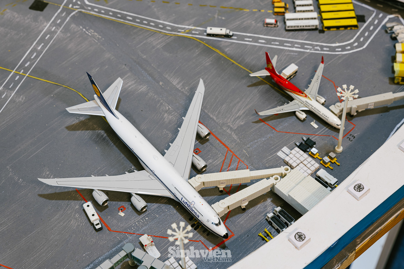 Để hoàn thành "công trình" này, Dương đã mất 21 ngày với các công đoạn: lên ý tưởng, thiết kế bản vẽ và thi công. "Mình sử dụng xốp formex, một loại vật liệu bền, dễ thi công và sơn phủ," Dương cho biết. "Chi tiết mình tâm đắc nhất là nhà ga hành khách. Mình đã dành rất nhiều thời gian và tâm huyết để thiết kế nó."