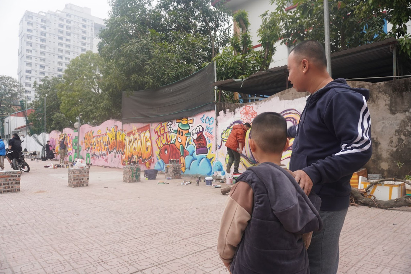 "Thật đẹp và ý nghĩa! Đây là cách nghệ thuật làm đẹp cuộc sống và lan tỏa giá trị văn hóa", một cư dân nhận xét về tác phẩm graffiti mới.