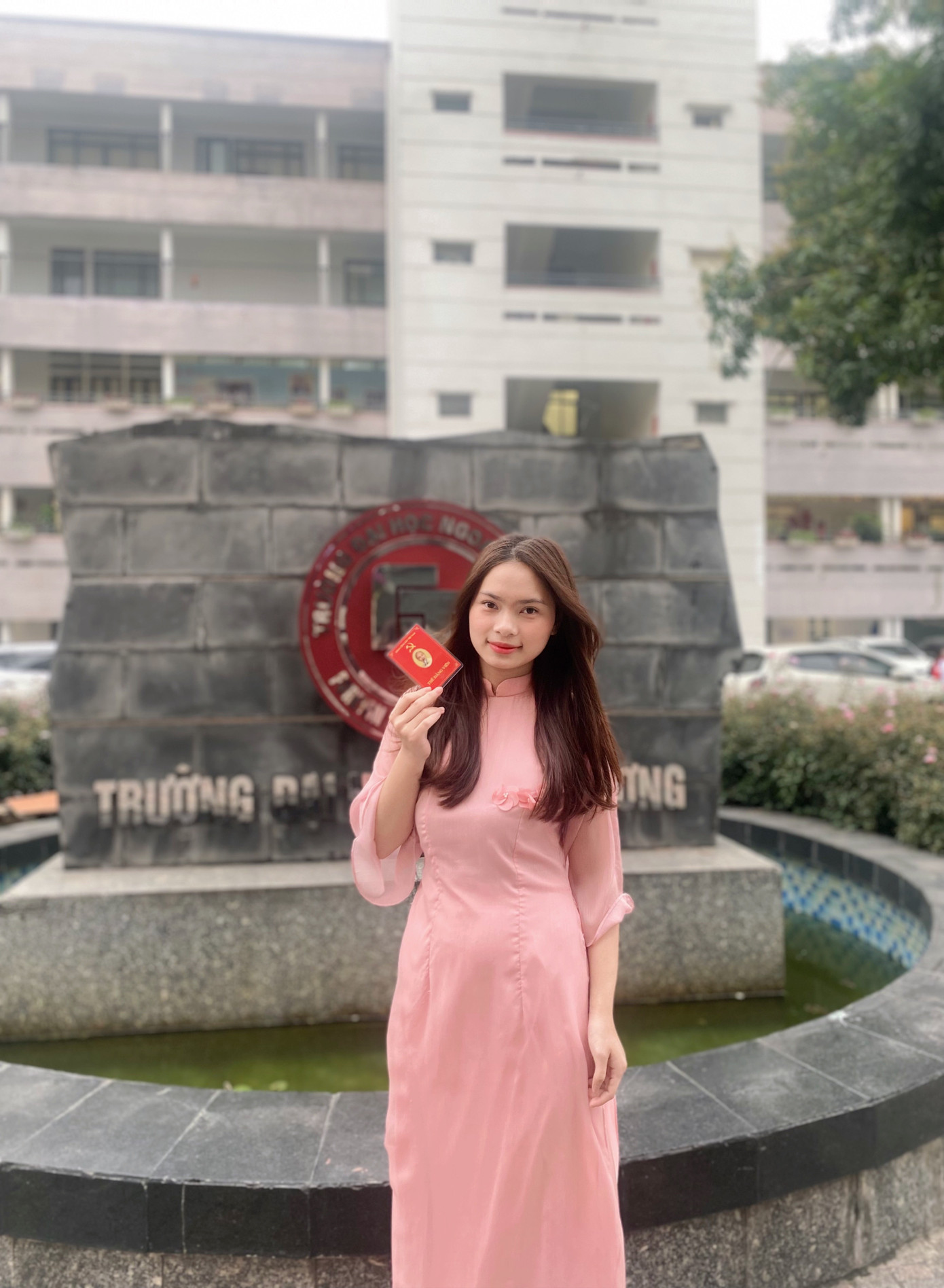 Thục Anh tham dự Đại hội Chi bộ tại trường.