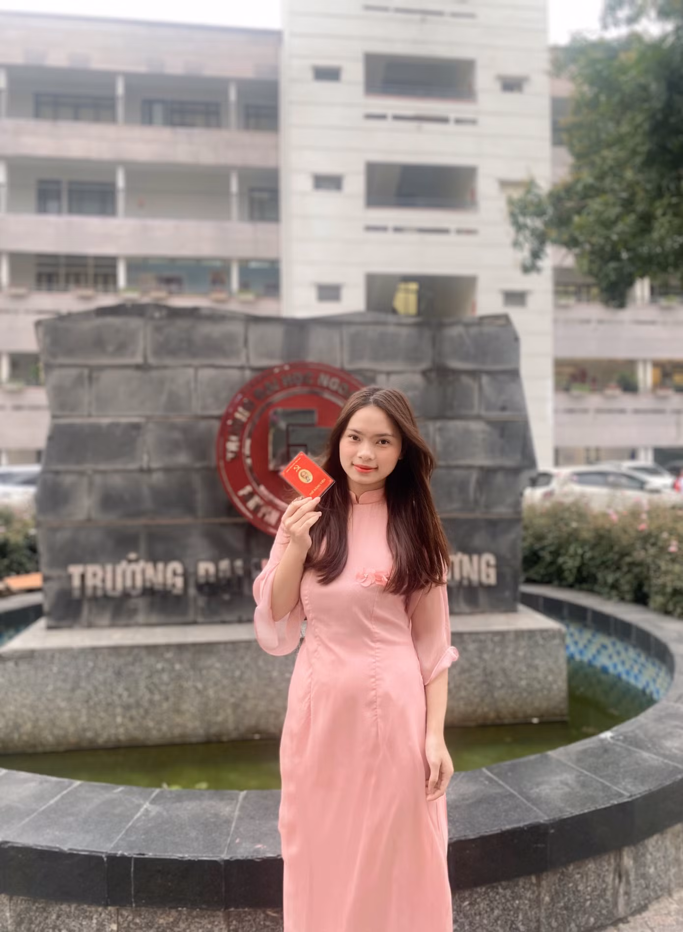 Thục Anh tham dự Đại hội Chi bộ tại trường.