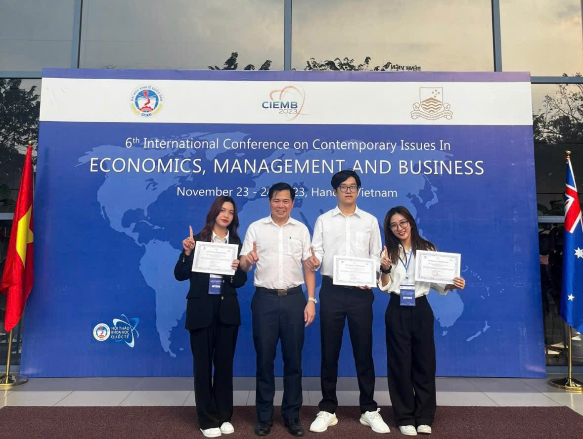 Ngọc Mai (ngoài cùng bên phải) tham gia phản biện tại Hội thảo quốc tế CIEMB lần thứ 6.