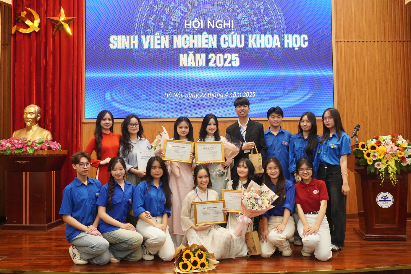 Thảo Chi chụp cùng các bạn tại Hội nghị Sinh viên Nghiên cứu khoa học năm 2025. Thảo Chi chụp cùng các bạn tại Hội nghị Sinh viên Nghiên cứu khoa học năm 2025.