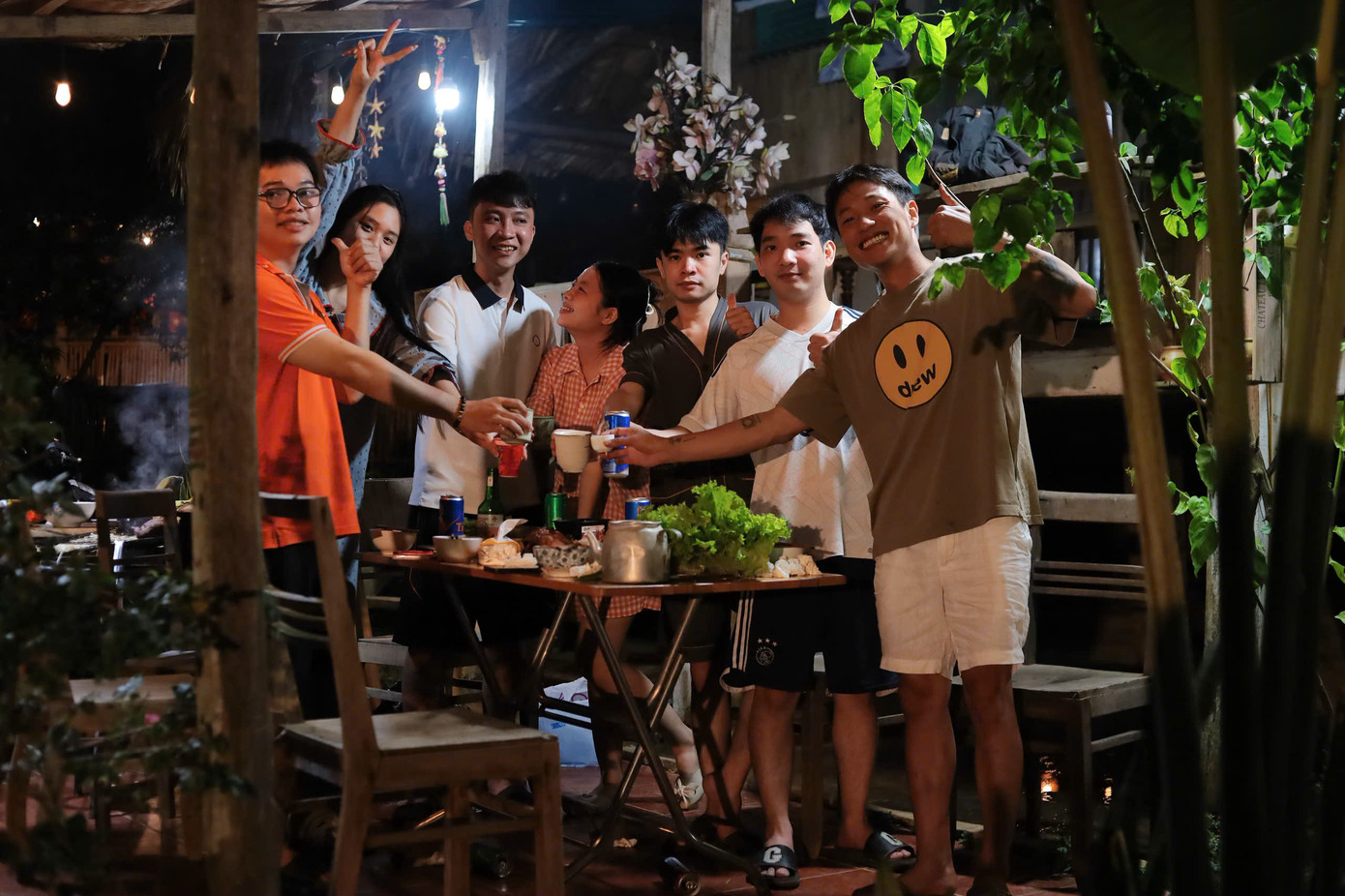 Trở về không chỉ để bắt đầu lại, mà còn là để hàn gắn. Khoảnh khắc Quang Hải đồng hành cùng câu chuyện đời của những vị khách. Trở về không chỉ để bắt đầu lại, mà còn là để hàn gắn. Khoảnh khắc Quang Hải đồng hành cùng câu chuyện đời của những vị khách.