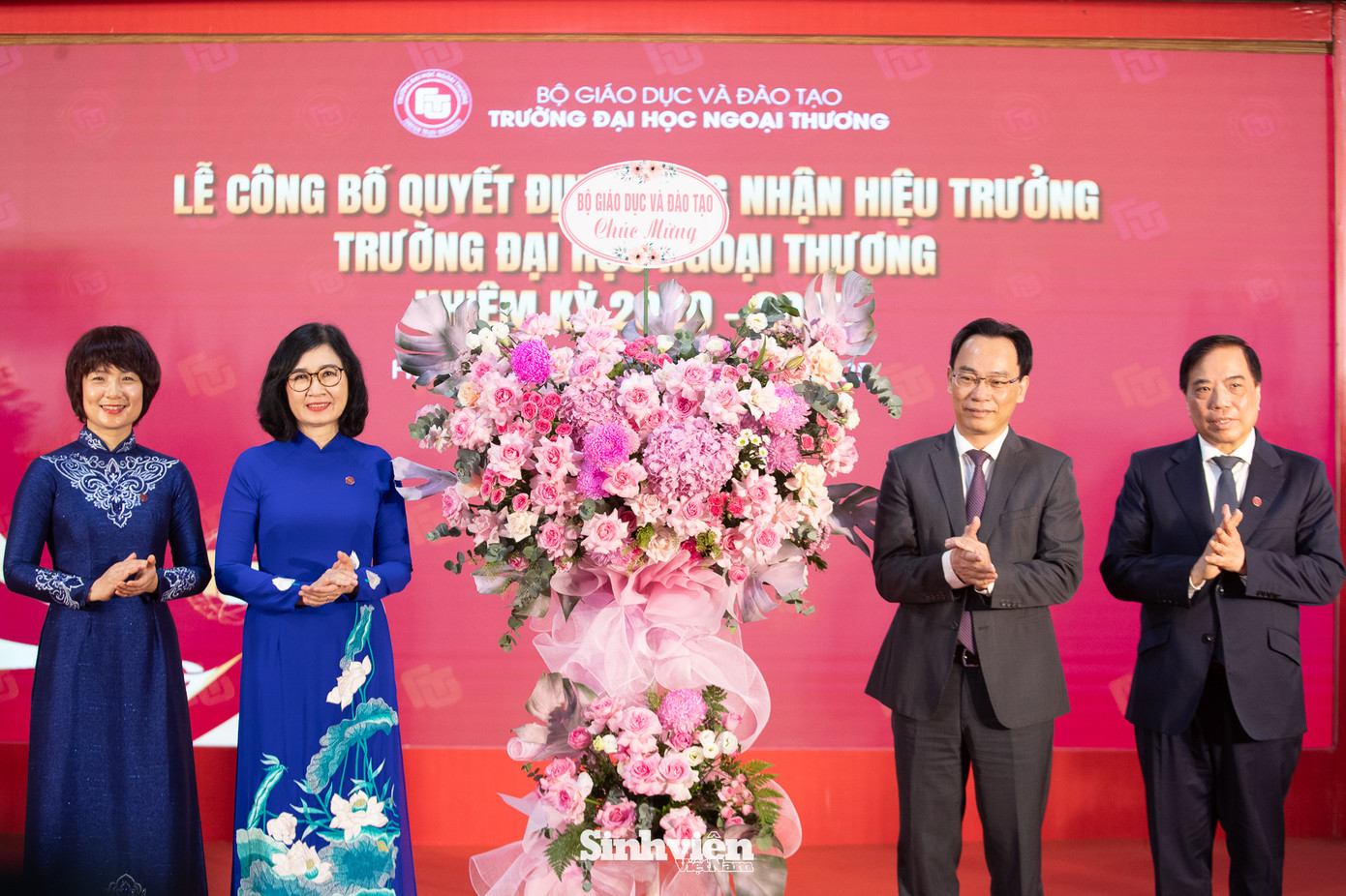 Cũng tại buổi lễ, thay mặt lãnh đạo Bộ GD&ĐT, thứ trưởng ghi nhận và biểu dương những đóng góp xuất sắc của PGS, TS Bùi Anh Tuấn - Nguyên Hiệu trưởng đối với Trường Đại học Ngoại thương nói riêng và giáo dục đại học nói chung trong suốt thời gian qua. Thứ trưởng Hoàng Minh Sơn cũng bày tỏ kỳ vọng rằng với bề dày kinh nghiệm công tác, trong thời gian tới, PGS, TS Bùi Anh Tuấn sẽ tiếp tục có nhiều đóng góp về trí tuệ và kinh nghiệm của mình cho sự phát triển của Trường Đại học Ngoại thương, cũng như Ngành giáo dục. Cũng tại buổi lễ, thay mặt lãnh đạo Bộ GD&ĐT, thứ trưởng ghi nhận và biểu dương những đóng góp xuất sắc của PGS, TS Bùi Anh Tuấn - Nguyên Hiệu trưởng đối với Trường Đại học Ngoại thương nói riêng và giáo dục đại học nói chung trong suốt thời gian qua. Thứ trưởng Hoàng Minh Sơn cũng bày tỏ kỳ vọng rằng với bề dày kinh nghiệm công tác, trong thời gian tới, PGS, TS Bùi Anh Tuấn sẽ tiếp tục có nhiều đóng góp về trí tuệ và kinh nghiệm của mình cho sự phát triển của Trường Đại học Ngoại thương, cũng như Ngành giáo dục.