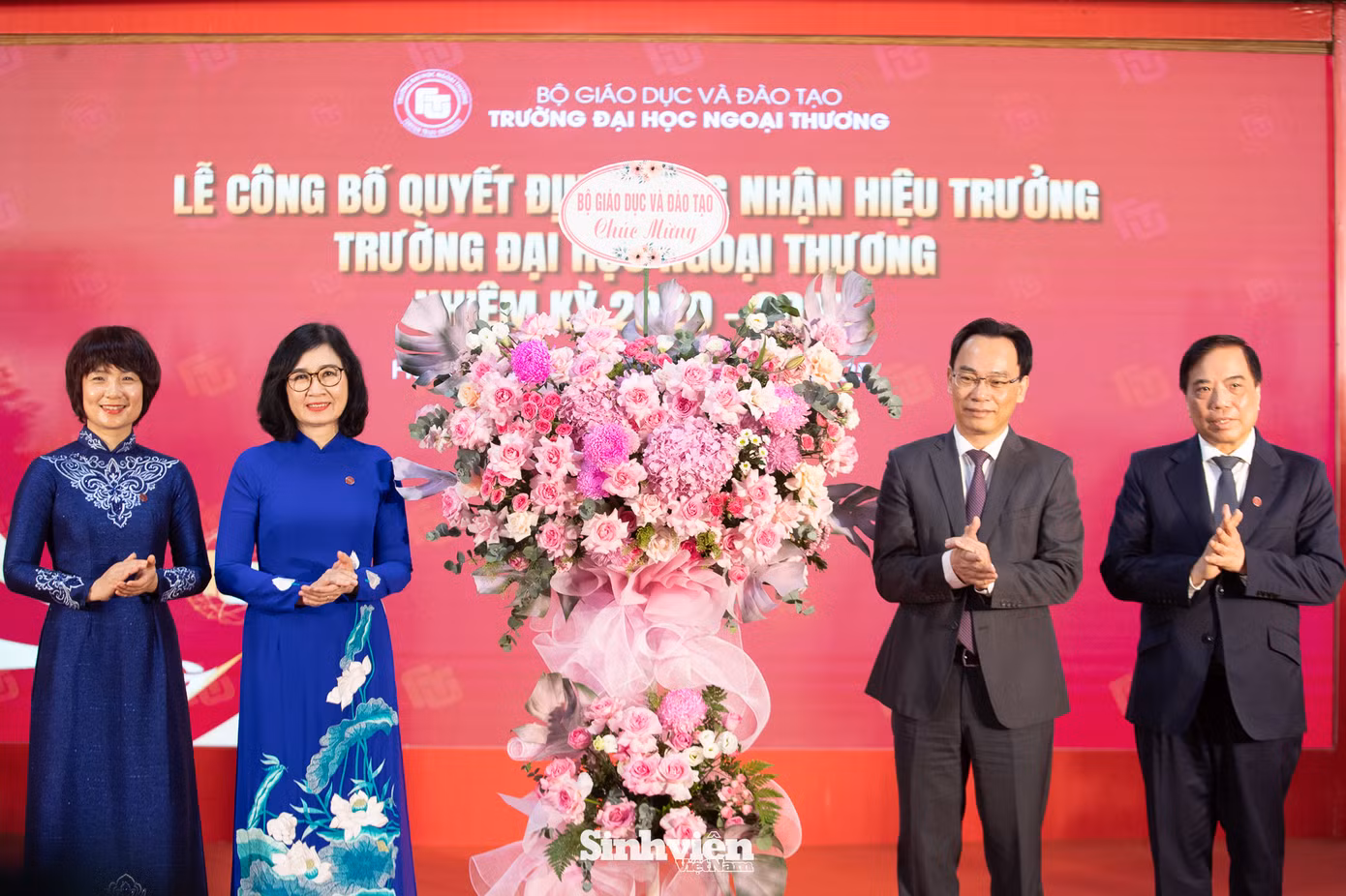 Cũng tại buổi lễ, thay mặt lãnh đạo Bộ GD&ĐT, thứ trưởng ghi nhận và biểu dương những đóng góp xuất sắc của PGS, TS Bùi Anh Tuấn - Nguyên Hiệu trưởng đối với Trường Đại học Ngoại thương nói riêng và giáo dục đại học nói chung trong suốt thời gian qua. Thứ trưởng Hoàng Minh Sơn cũng bày tỏ kỳ vọng rằng với bề dày kinh nghiệm công tác, trong thời gian tới, PGS, TS Bùi Anh Tuấn sẽ tiếp tục có nhiều đóng góp về trí tuệ và kinh nghiệm của mình cho sự phát triển của Trường Đại học Ngoại thương, cũng như Ngành giáo dục. Cũng tại buổi lễ, thay mặt lãnh đạo Bộ GD&ĐT, thứ trưởng ghi nhận và biểu dương những đóng góp xuất sắc của PGS, TS Bùi Anh Tuấn - Nguyên Hiệu trưởng đối với Trường Đại học Ngoại thương nói riêng và giáo dục đại học nói chung trong suốt thời gian qua. Thứ trưởng Hoàng Minh Sơn cũng bày tỏ kỳ vọng rằng với bề dày kinh nghiệm công tác, trong thời gian tới, PGS, TS Bùi Anh Tuấn sẽ tiếp tục có nhiều đóng góp về trí tuệ và kinh nghiệm của mình cho sự phát triển của Trường Đại học Ngoại thương, cũng như Ngành giáo dục.