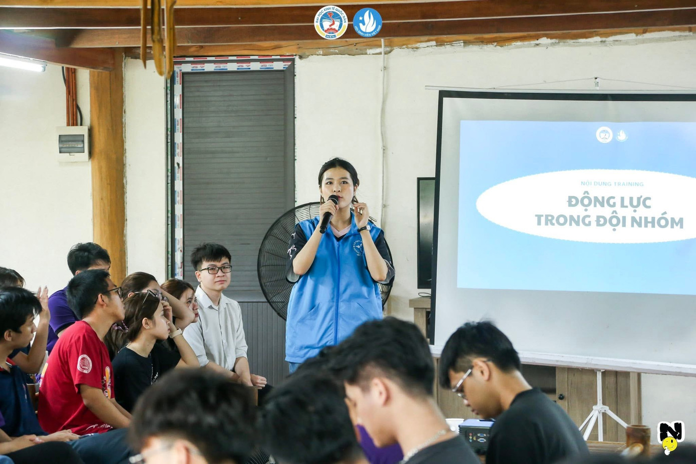 Mai Thanh đảm nhiệm vai trò speaker trong phần training “Động lực trong đội nhóm” tại Tập huấn Cán bộ Hội 2025 của Hội Sinh viên Đại học Kinh tế Quốc dân.