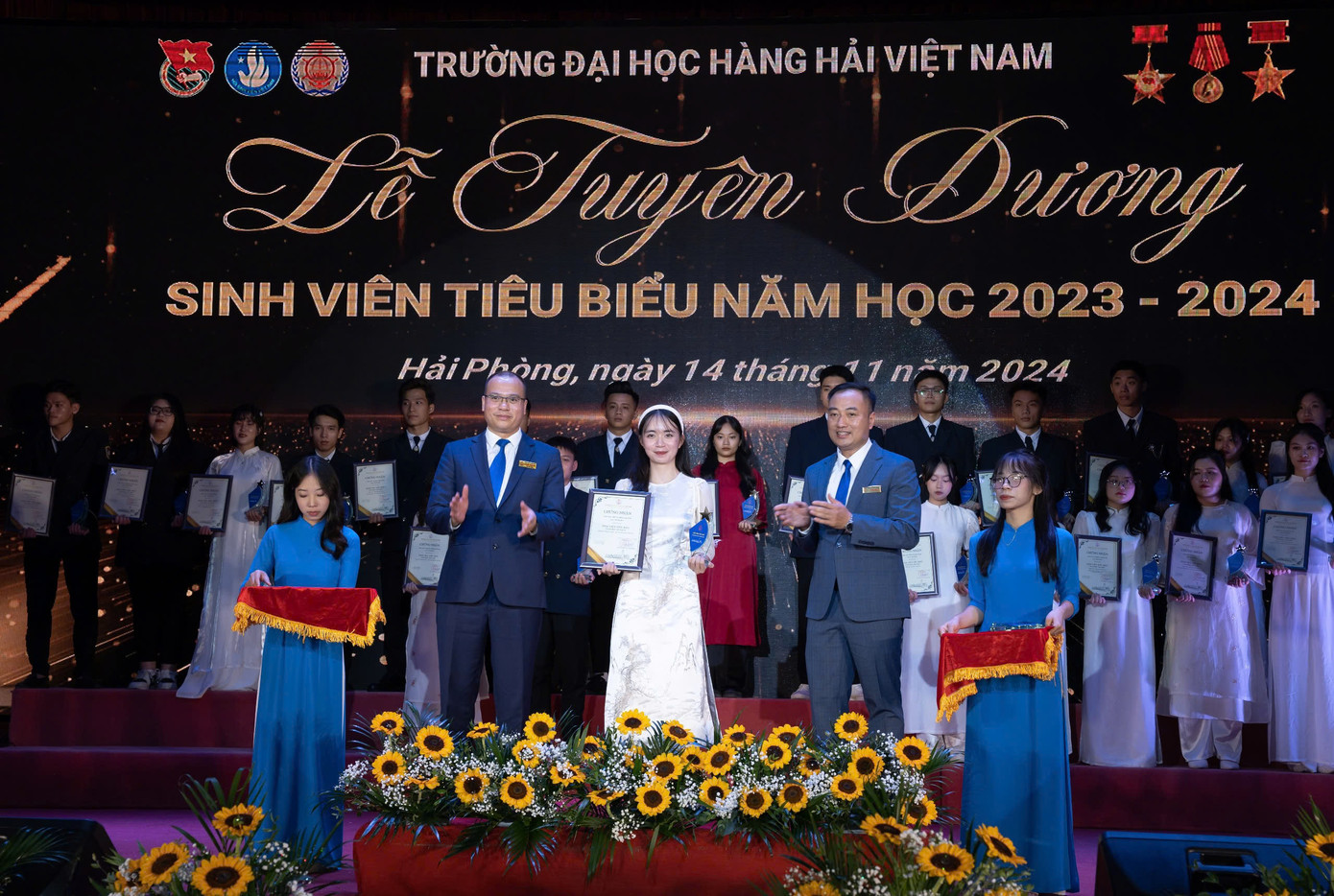 Phương Mai tiếp tục khẳng định mình khi được vinh danh “Sinh viên tiêu biểu” năm học 2023-2024 với nhiều thành tích ấn tượng.