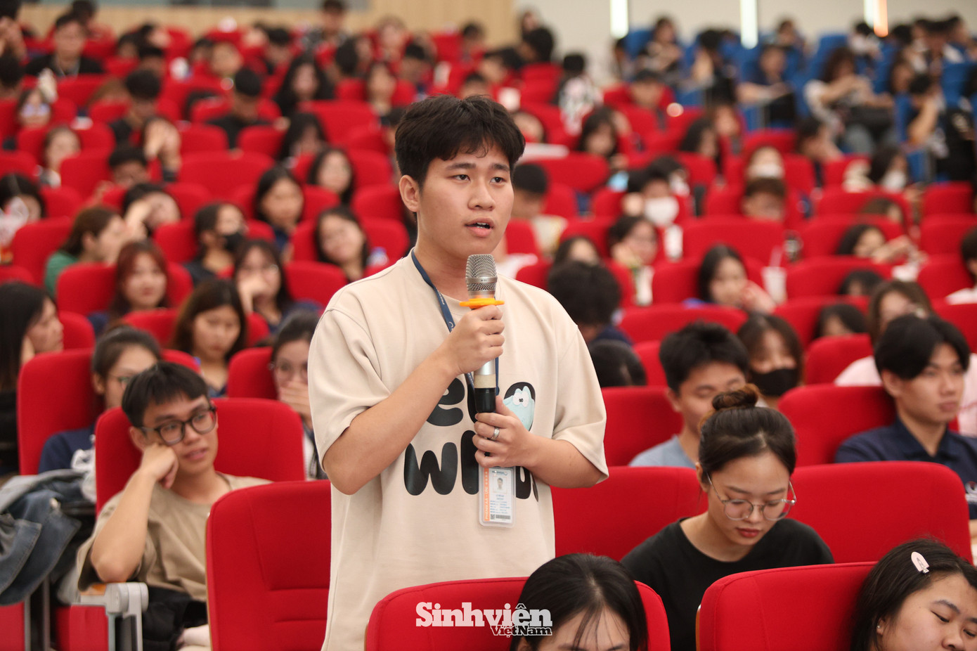 Trong buổi Toạ đàm, sinh viên Đại học Phenikaa đã đặt ra nhiều câu hỏi sắc sảo, mang tính thử thách cho các diễn giả. Nhà báo Nguyễn Tuấn Anh chia sẻ rằng, qua cách đặt câu hỏi, anh đánh giá cao sự chủ động cập nhật thông tin thời sự của sinh viên Phenikaa.