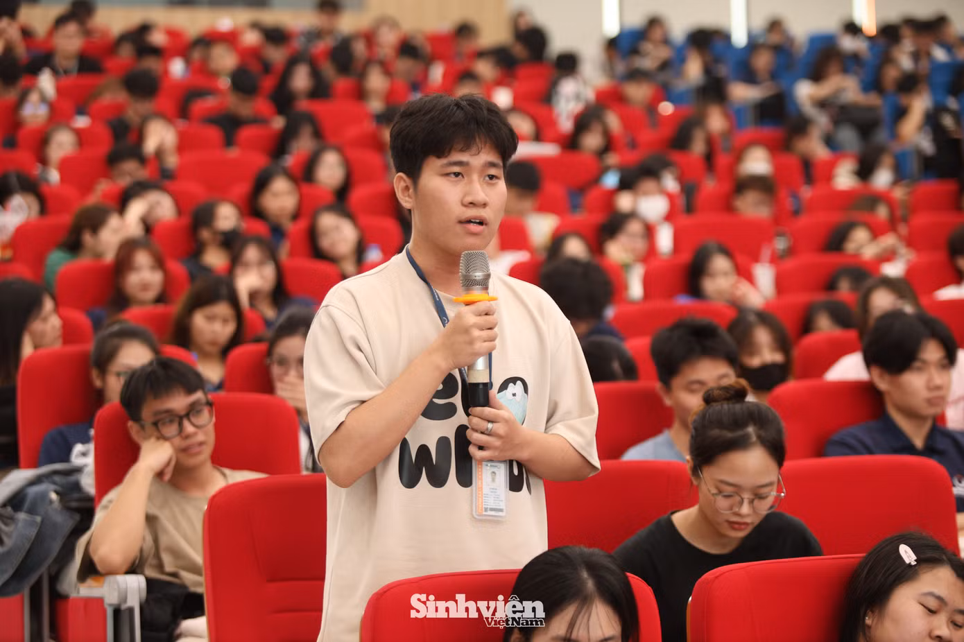 Trong buổi Toạ đàm, sinh viên Đại học Phenikaa đã đặt ra nhiều câu hỏi sắc sảo, mang tính thử thách cho các diễn giả. Nhà báo Nguyễn Tuấn Anh chia sẻ rằng, qua cách đặt câu hỏi, anh đánh giá cao sự chủ động cập nhật thông tin thời sự của sinh viên Phenikaa.