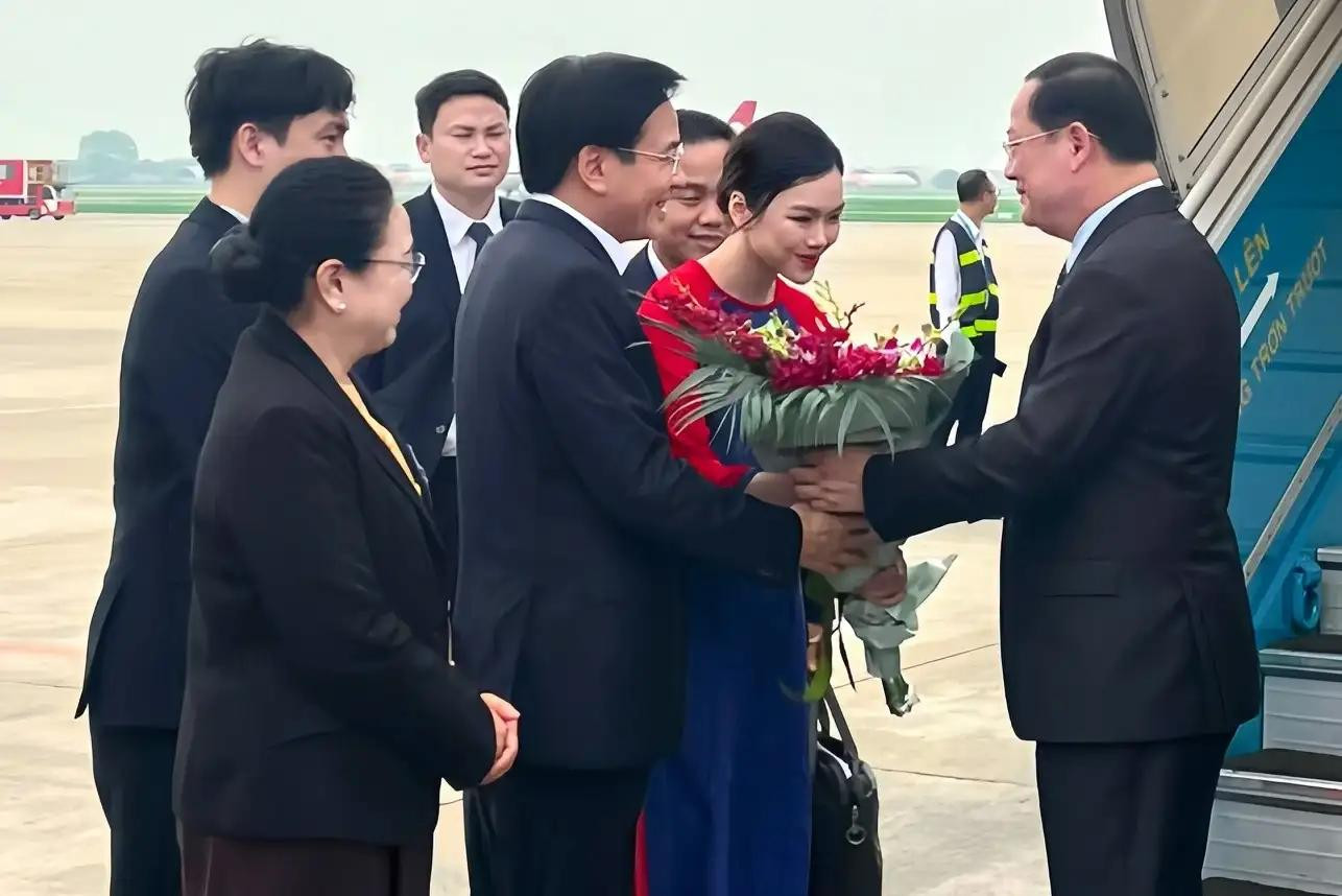 Đoàn Thị Xuân Linh từng được vinh dự được tặng hoa chào đón Thủ tướng Lào Sonexay Siphandone. Đoàn Thị Xuân Linh từng được vinh dự được tặng hoa chào đón Thủ tướng Lào Sonexay Siphandone.