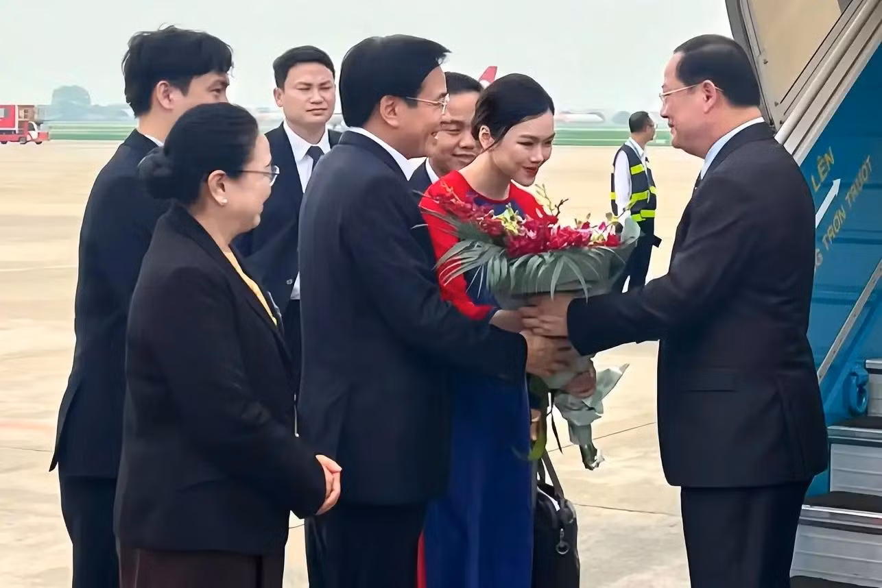 Đoàn Thị Xuân Linh từng được vinh dự được tặng hoa chào đón Thủ tướng Lào Sonexay Siphandone.