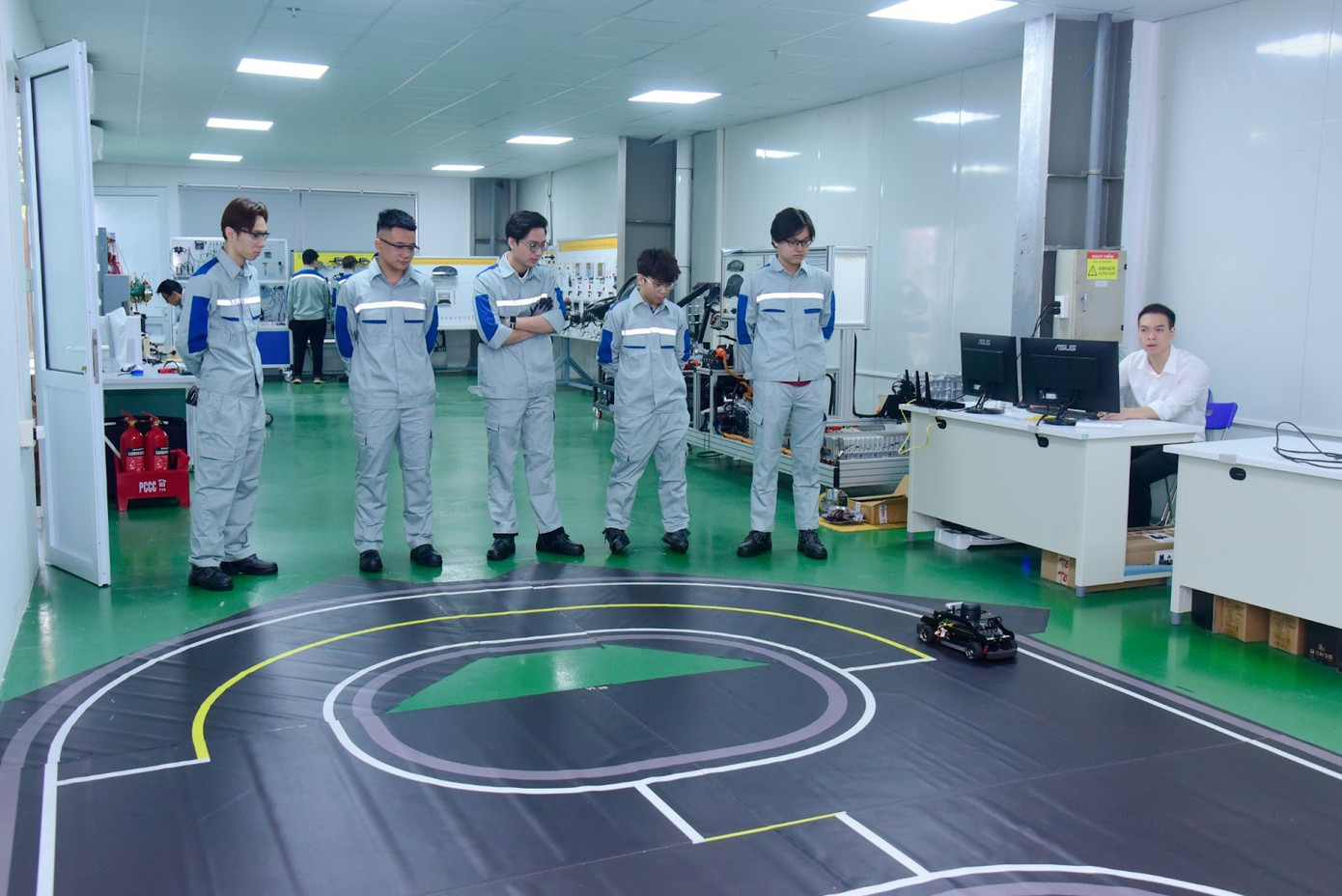 Nhật Minh cùng các bạn sinh viên USTH tại xưởng thực hành ô tô. Nhật Minh cùng các bạn sinh viên USTH tại xưởng thực hành ô tô.