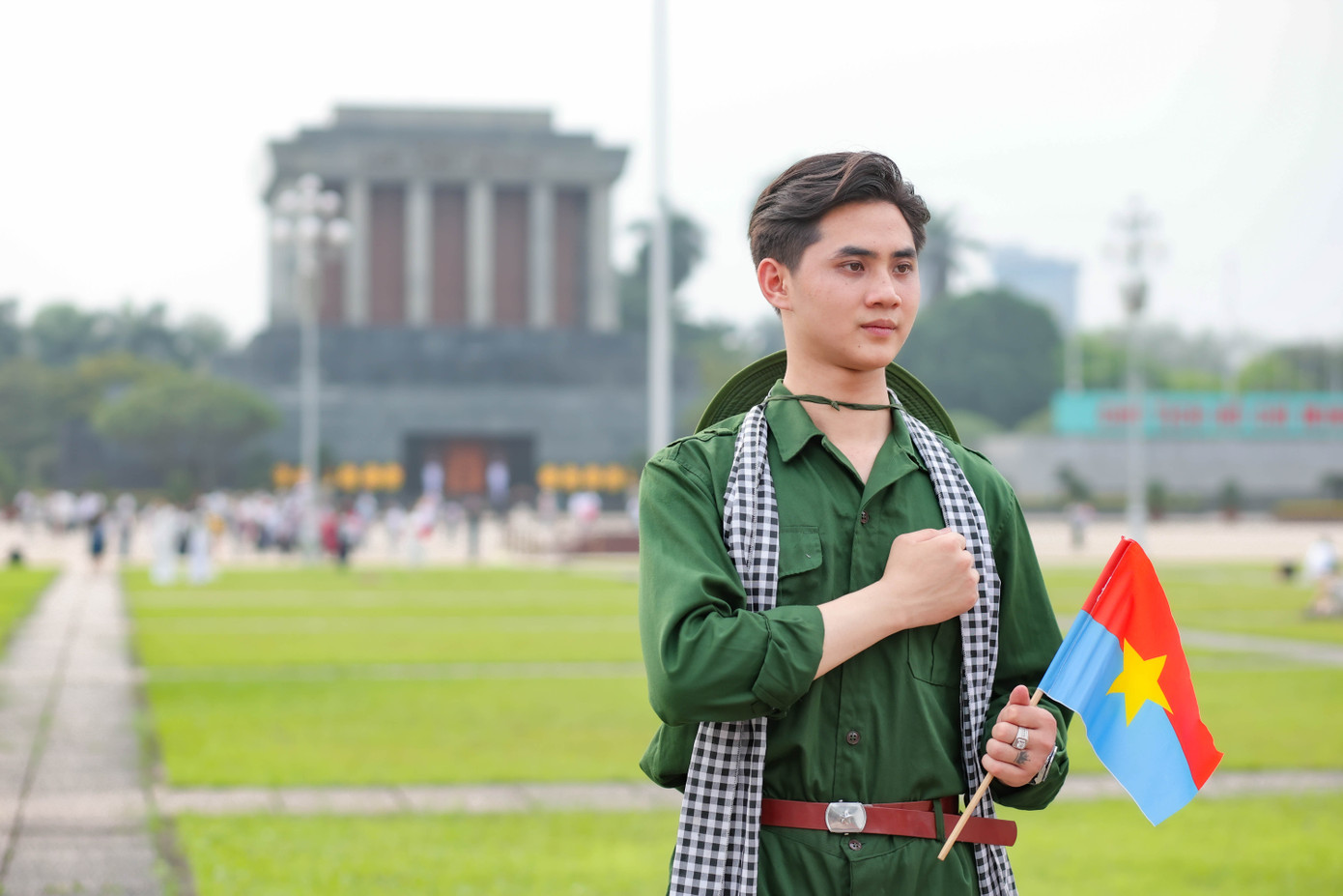 Tuấn Anh trong trang phục bộ đội Cụ Hồ tại di tích Lăng Chủ tịch Hồ Chí Minh.