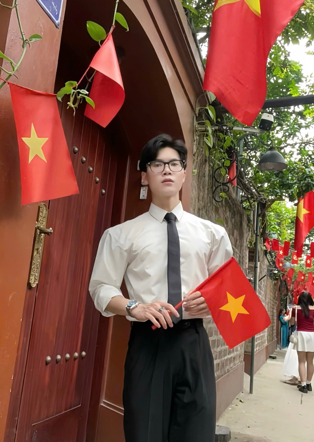 Anh cảm nhận rõ ràng lòng yêu nước, niềm tự hào dân tộc trong mình khi thấy các tuyến phố được trang hoàng với cờ Tổ quốc, cùng biểu ngữ rực rỡ sắc đỏ, vàng, xanh dương mang đậm dấu ấn và ý nghĩa đối với dân tộc Việt Nam (Ảnh: NVCC)